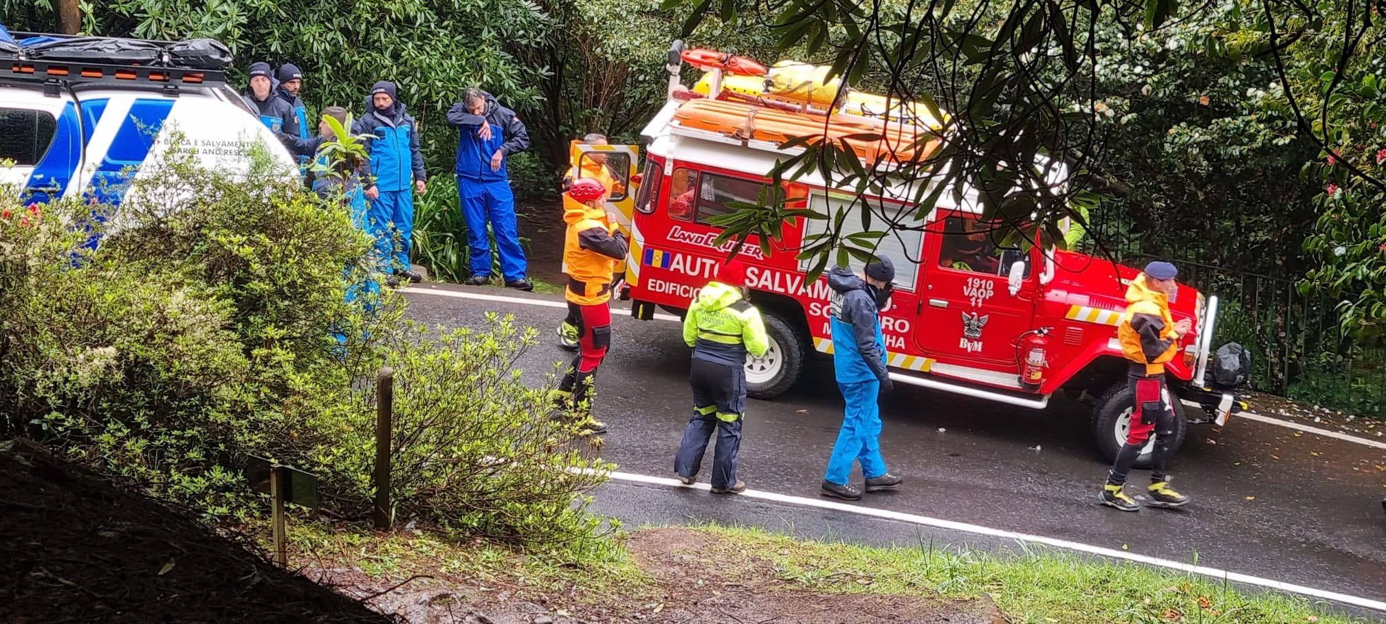 Equipa de busca, resgate e socorro dos BVM foi recolher o corpo numa zona do Ribeiro Frio.