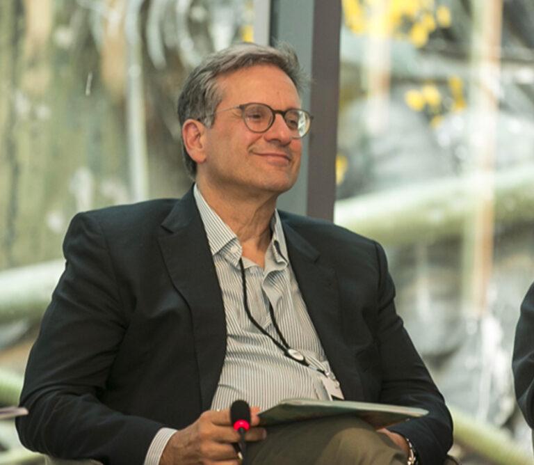 Jorge Buescu vai falar sobre amor e criptografia.