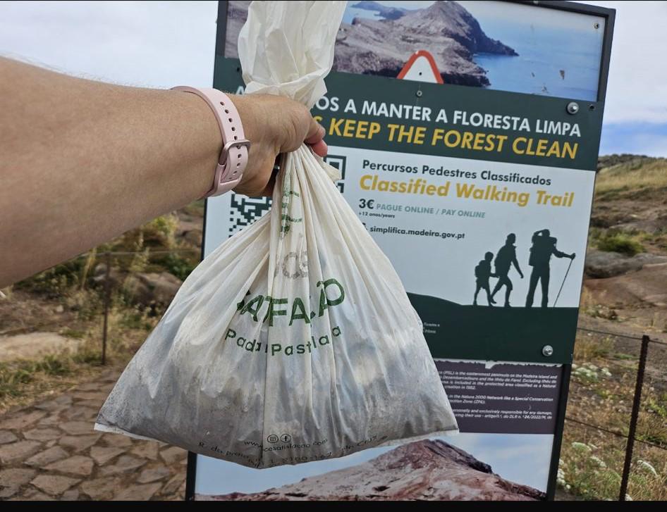 Saco com lixo recolhido numa Levada