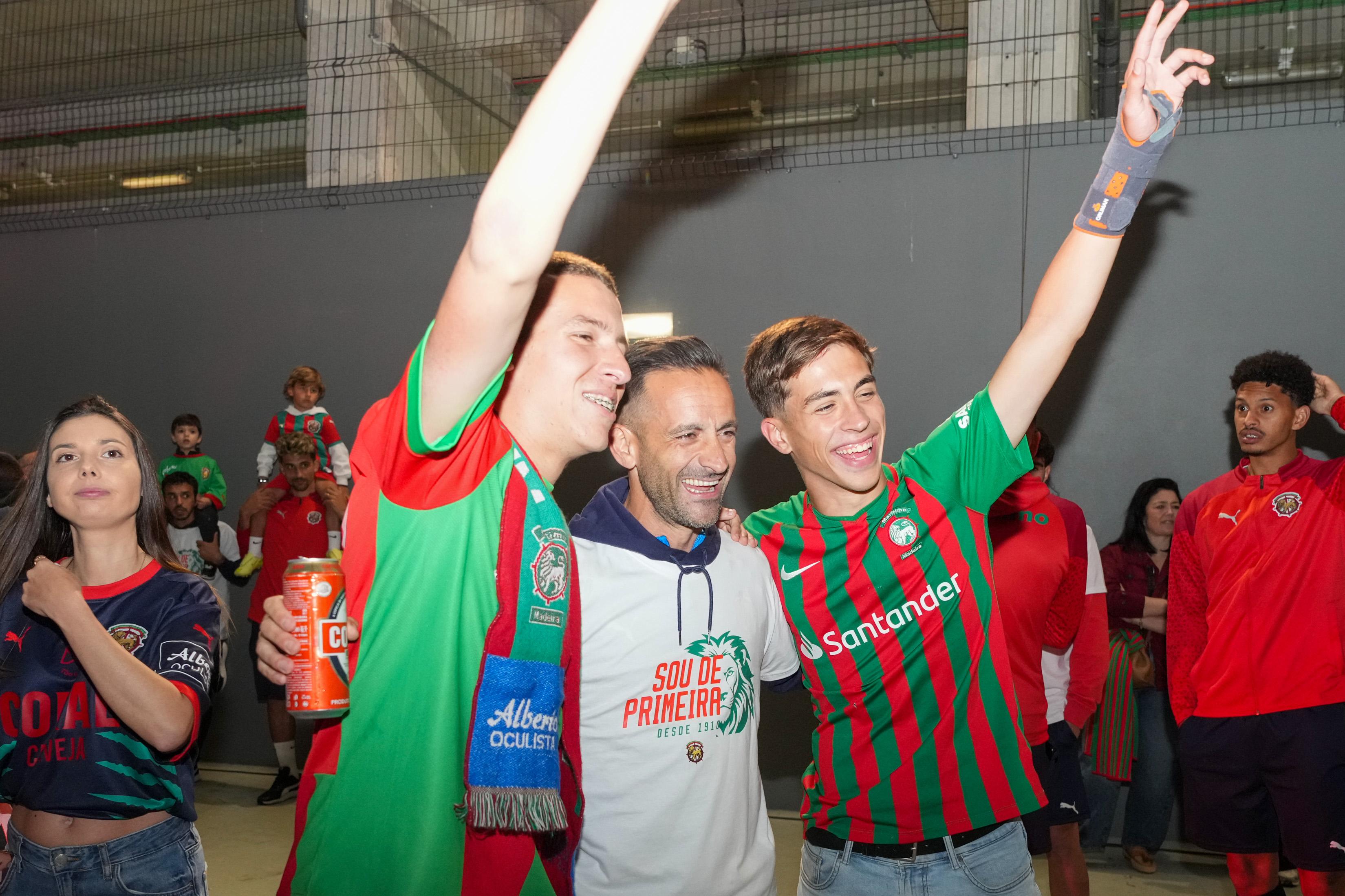Centenas de adeptos do Marítimo festejam regresso à I Liga três anos depois. Veja as imagens
