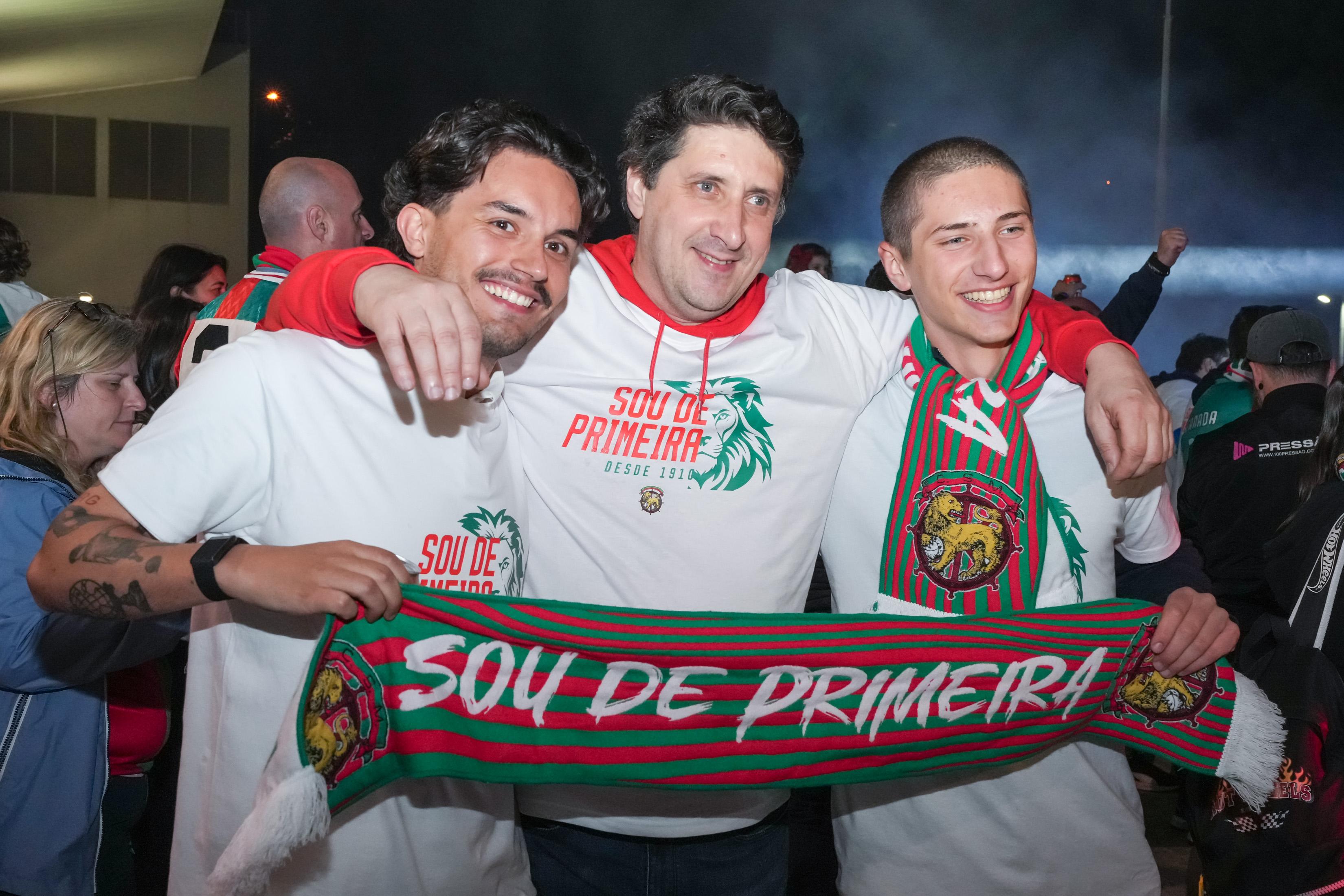 Centenas de adeptos do Marítimo festejam regresso à I Liga três anos depois. Veja as imagens