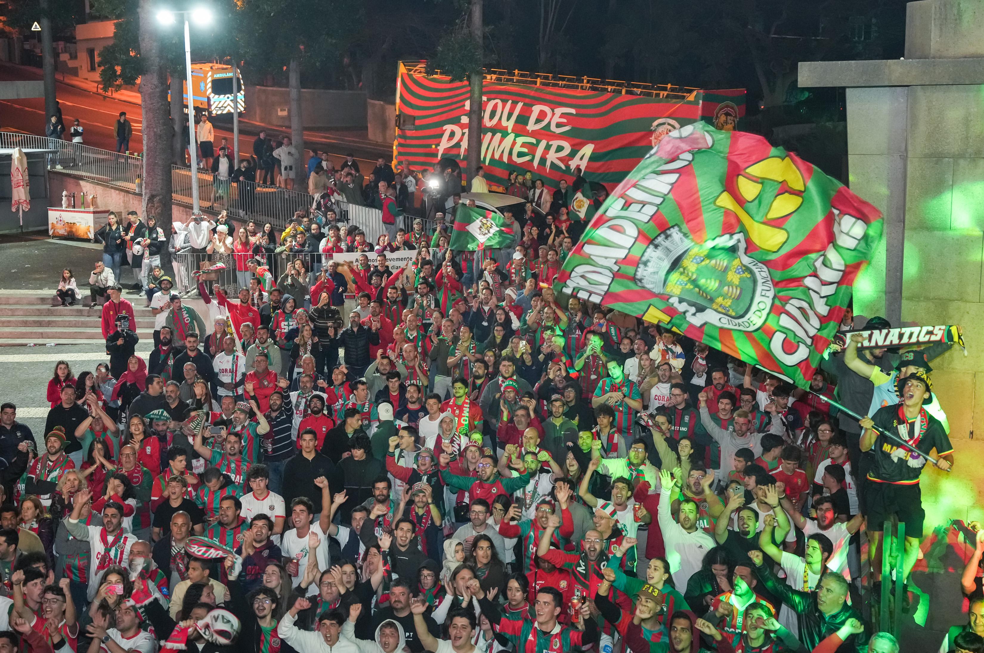 Centenas de adeptos do Marítimo festejam regresso à I Liga três anos depois. Veja as imagens