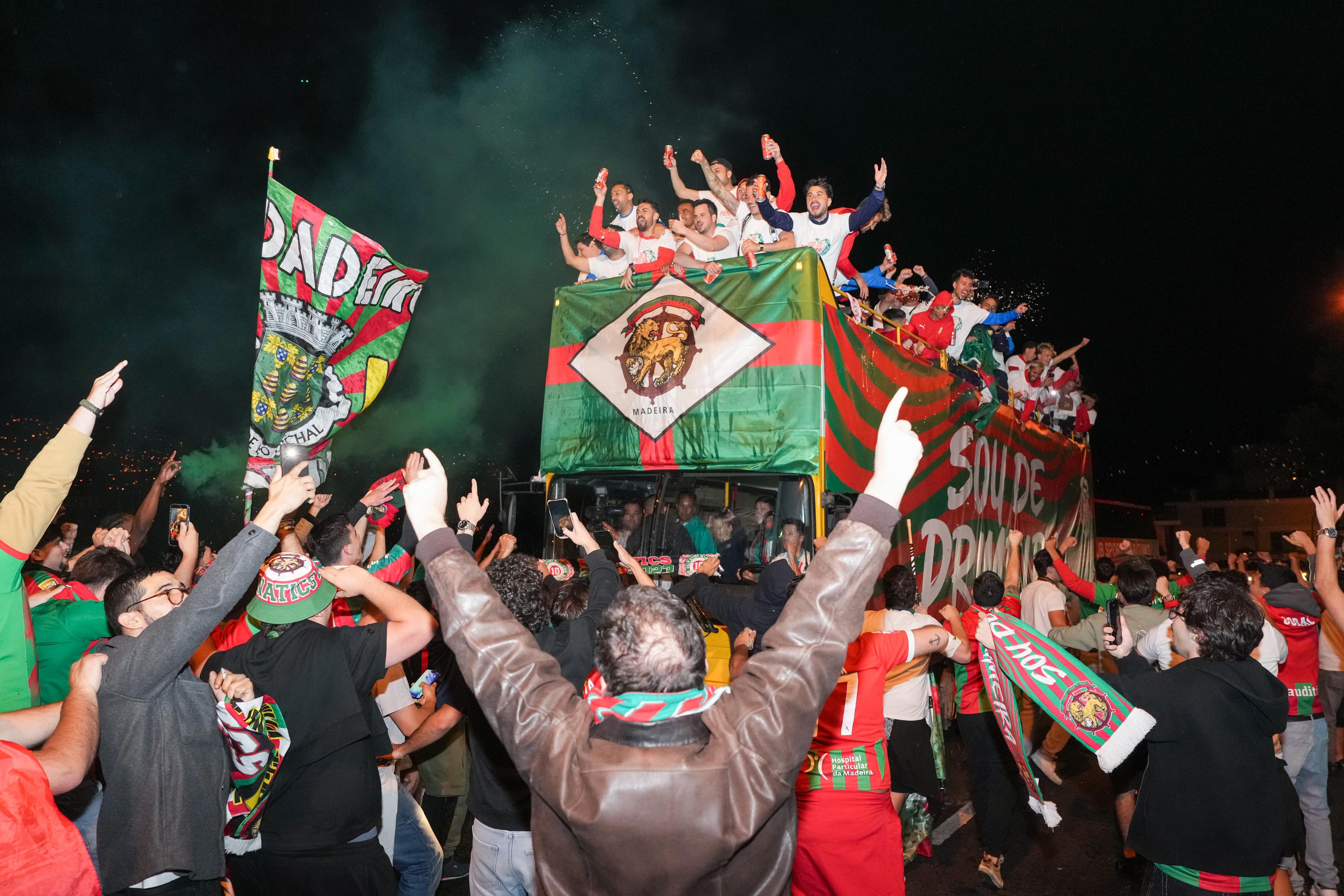 Centenas de adeptos do Marítimo festejam regresso à I Liga três anos depois. Veja as imagens