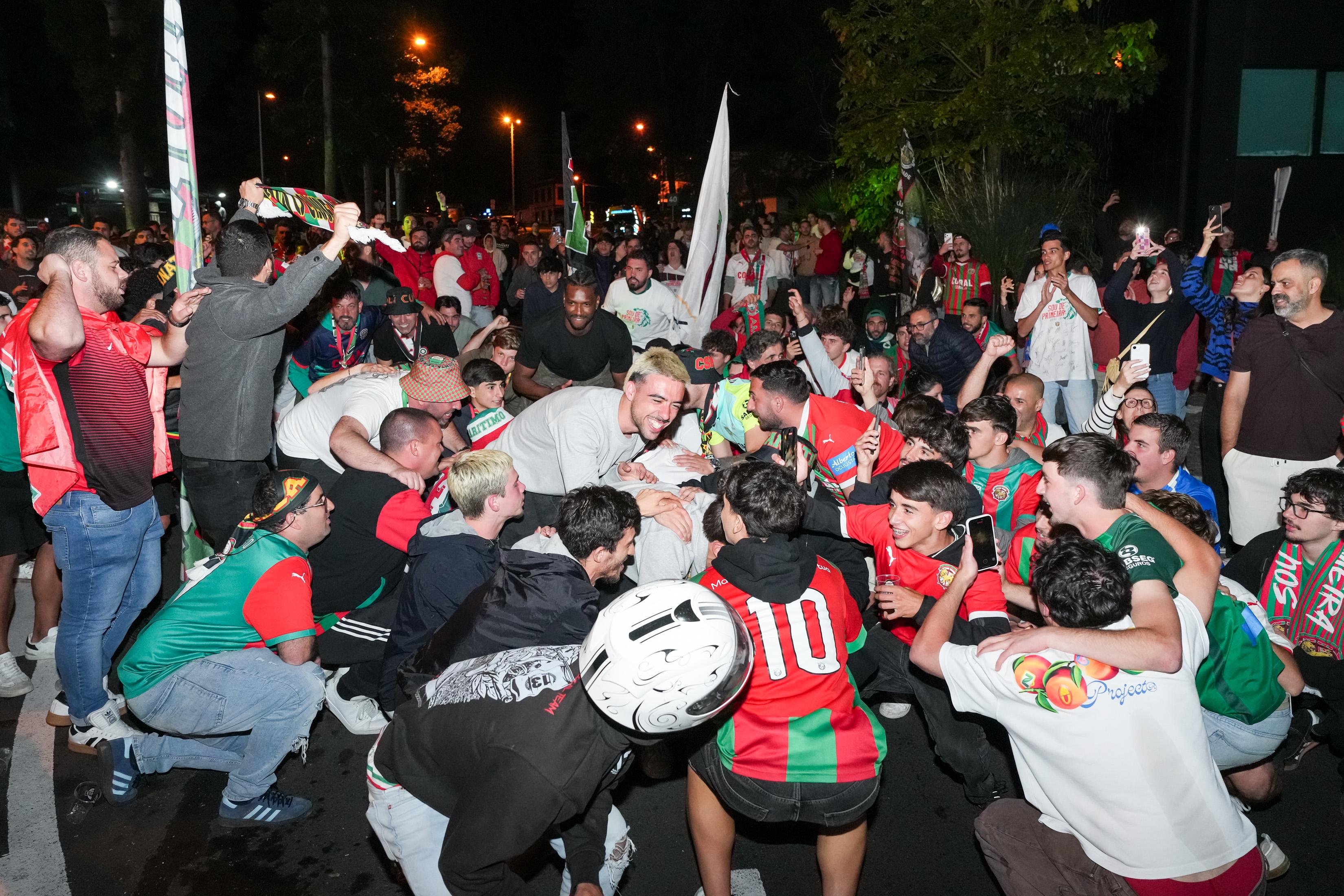 Centenas de adeptos do Marítimo festejam regresso à I Liga três anos depois. Veja as imagens