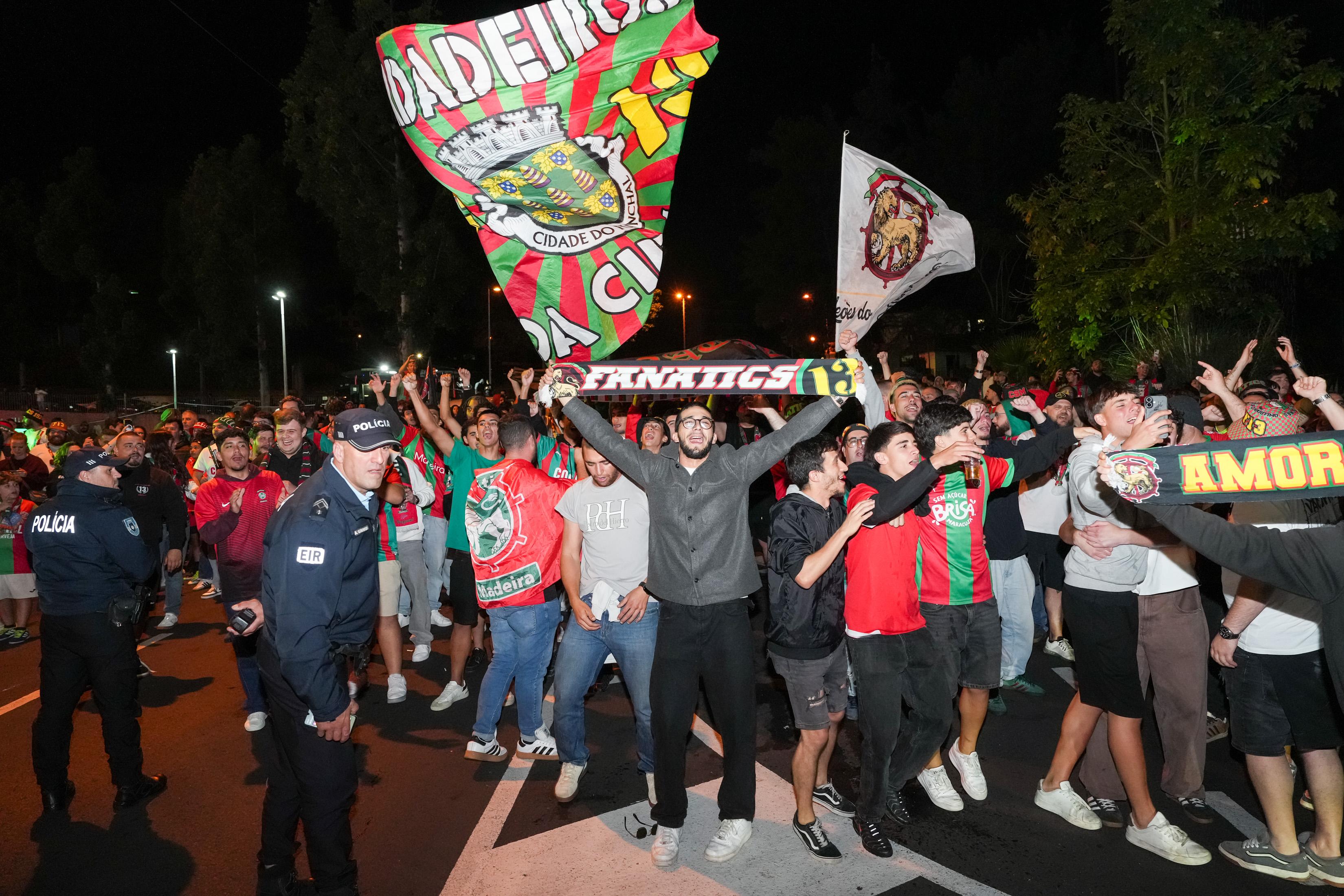 Centenas de adeptos do Marítimo festejam regresso à I Liga três anos depois. Veja as imagens