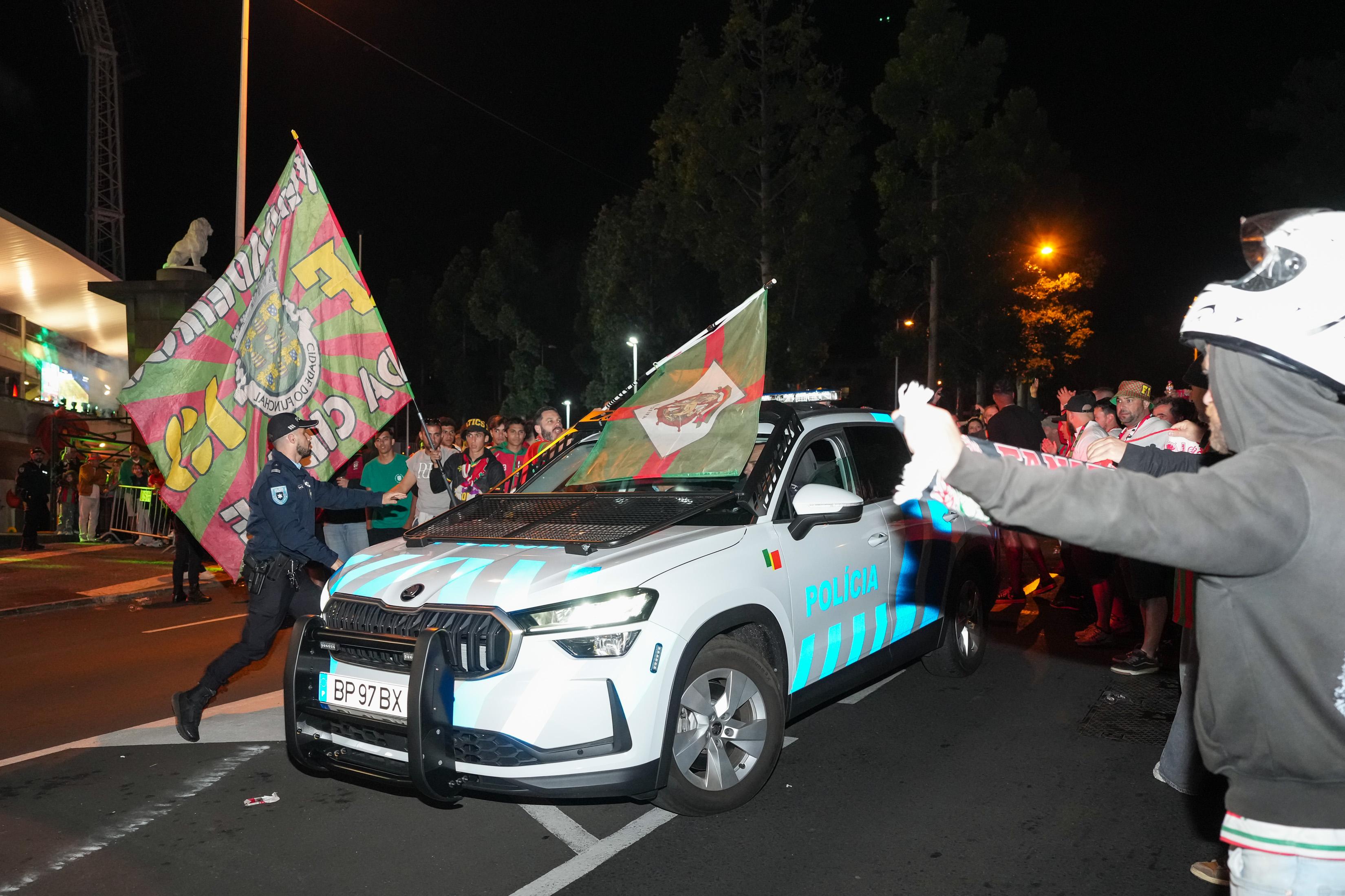 Centenas de adeptos do Marítimo festejam regresso à I Liga três anos depois. Veja as imagens