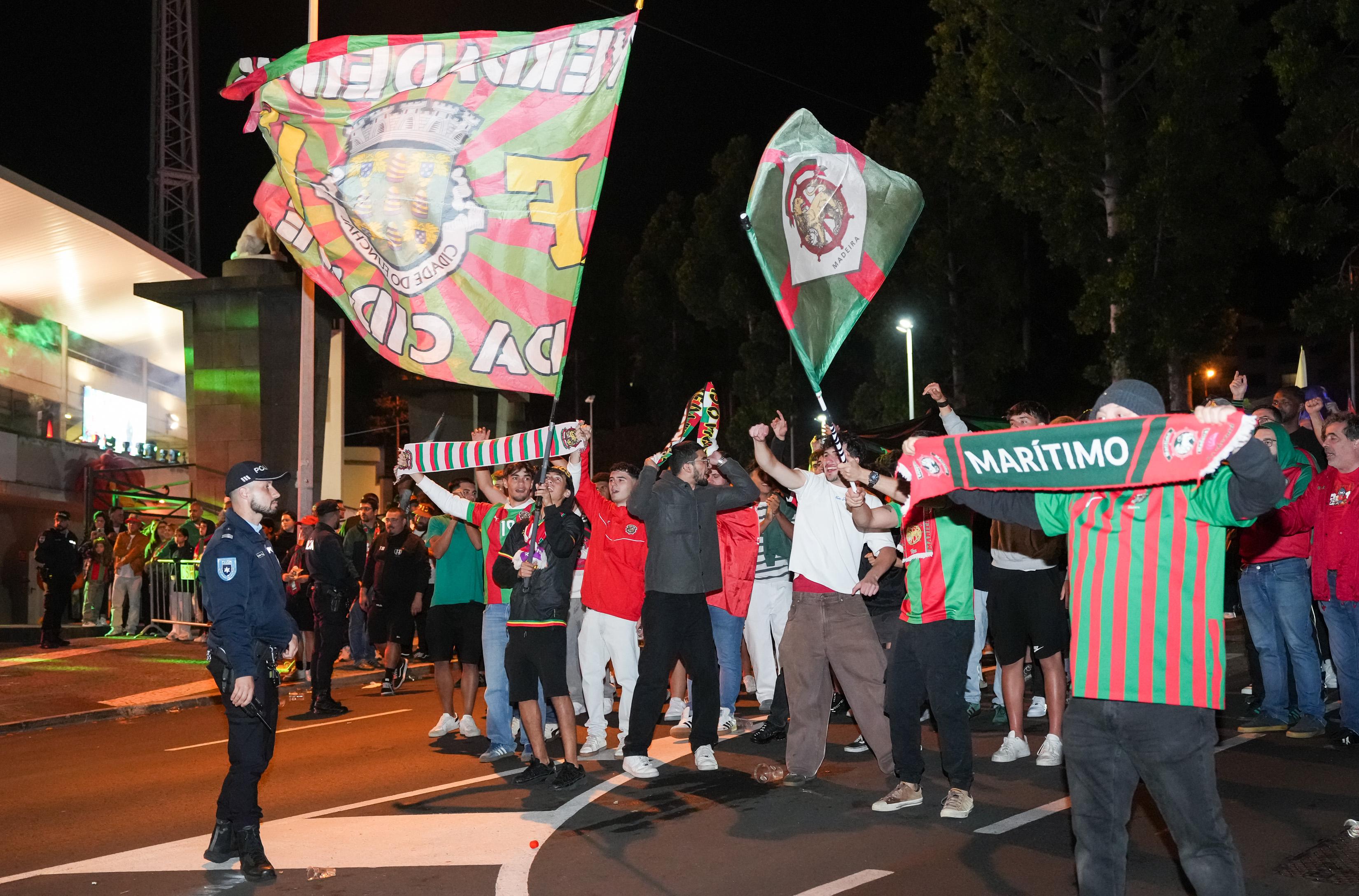 Centenas de adeptos do Marítimo festejam regresso à I Liga três anos depois. Veja as imagens