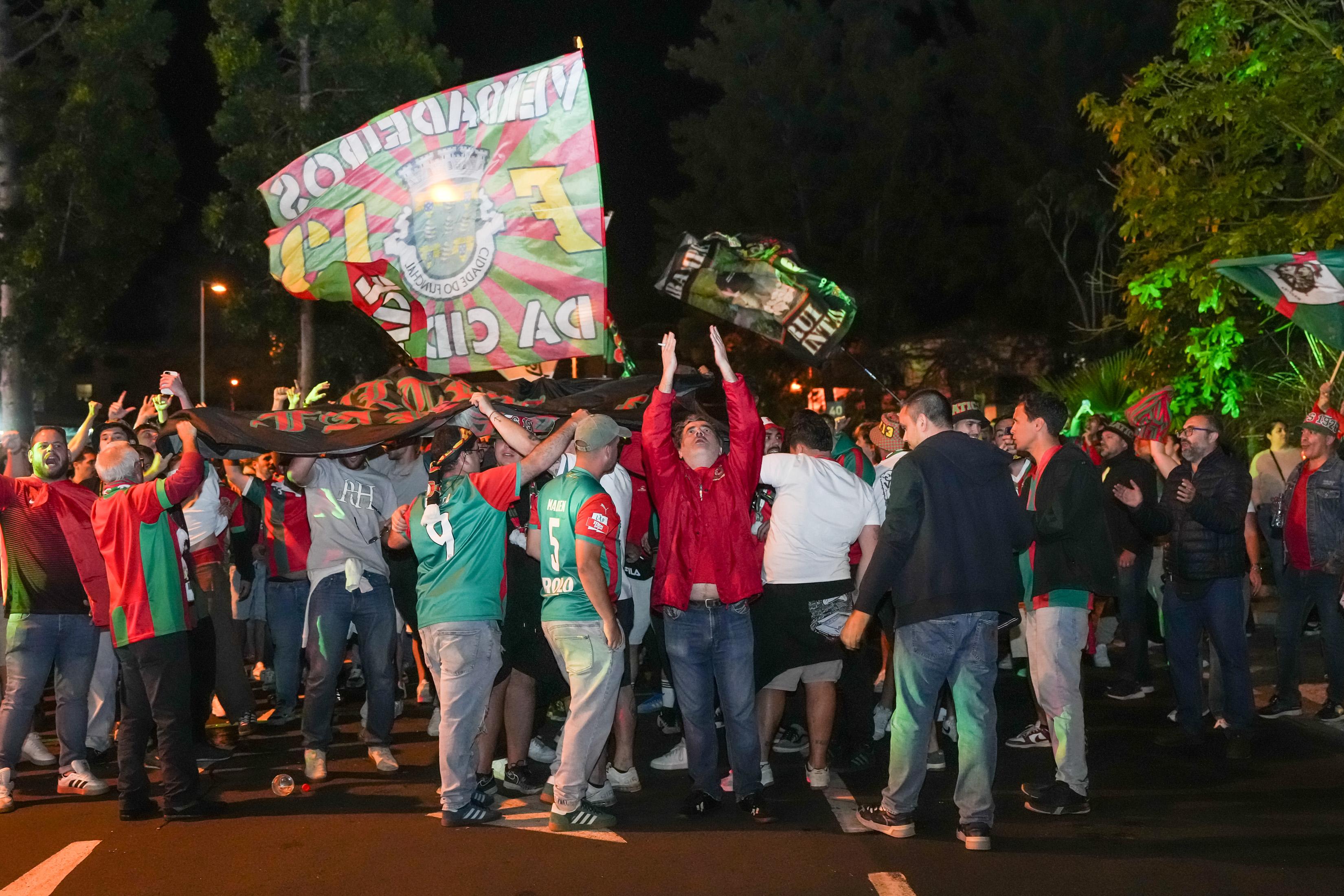 Centenas de adeptos do Marítimo festejam regresso à I Liga três anos depois. Veja as imagens
