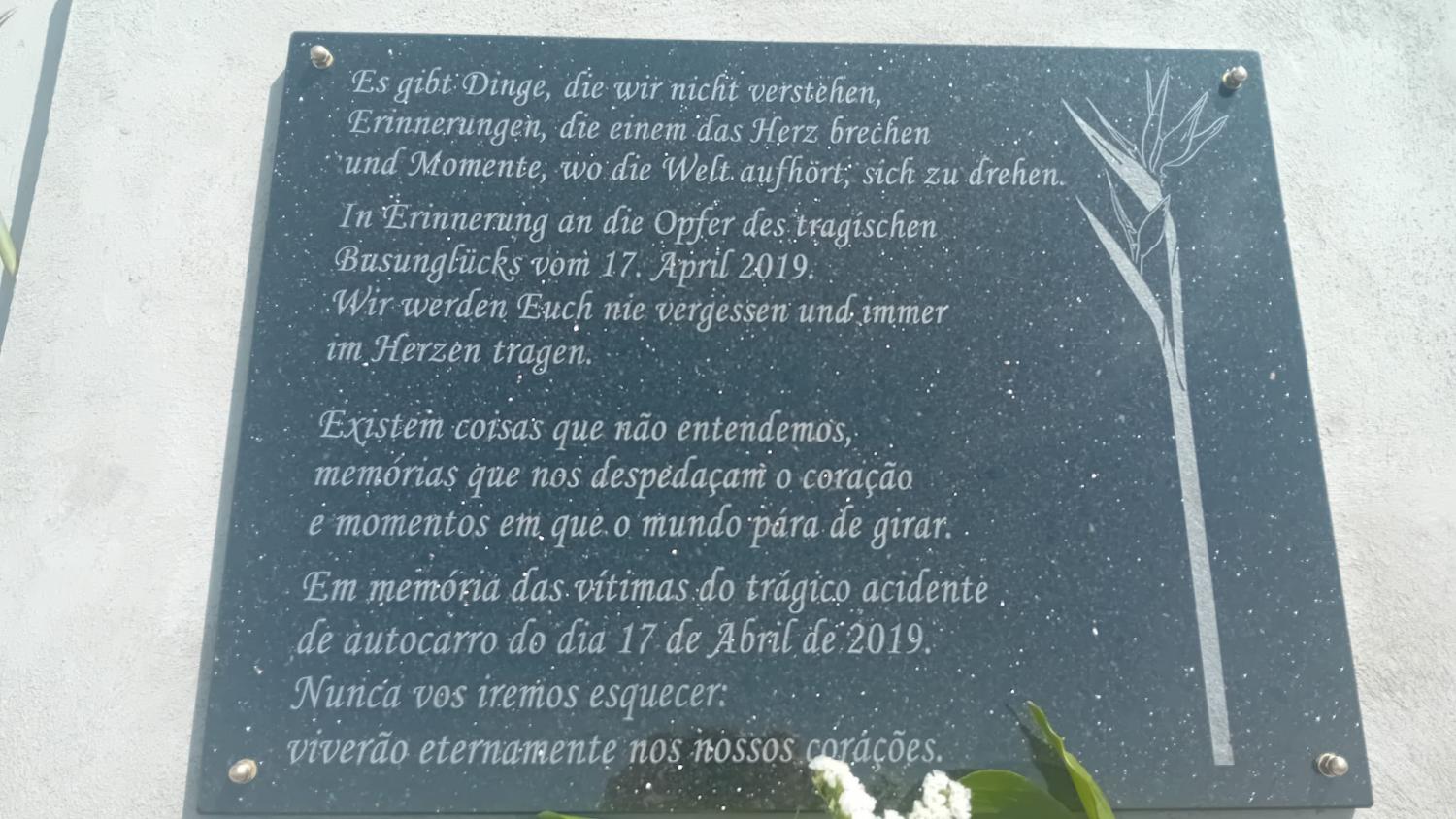 Uma mensagem emotiva recorda as vítimas mortais.