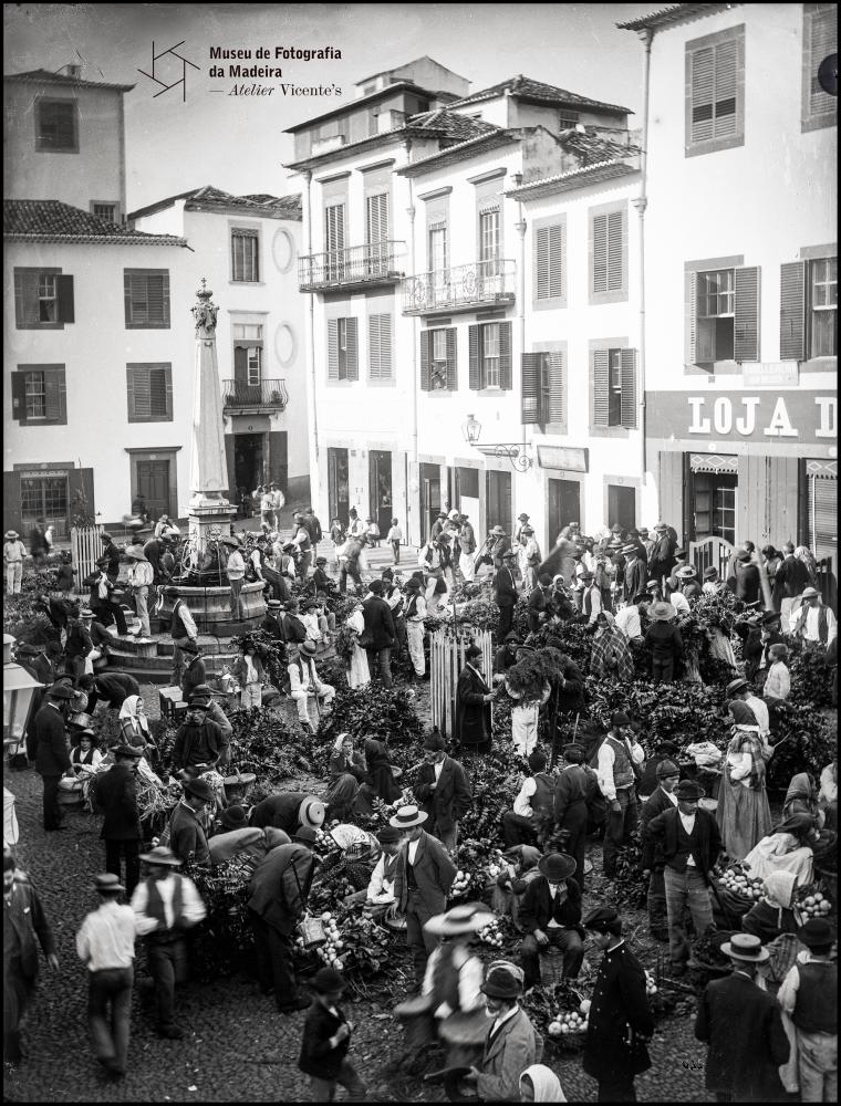 JOAQUIM AUGUSTO DE SOUSA. Mercado no Largo de São Sebastião (atual Largo do Chafariz). Anterior a 1897 (inv. JAS/831. No ABM).