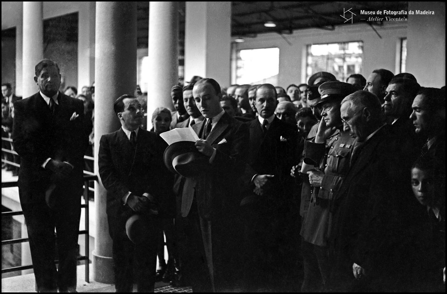 PERESTRELLOS PHOTOGRAPHOS. Inauguração do Mercado dos Lavradores,. Entre outras individualidades, o Dr. Fernão de Ornelas (inv. PER/11990. Na DRABM)