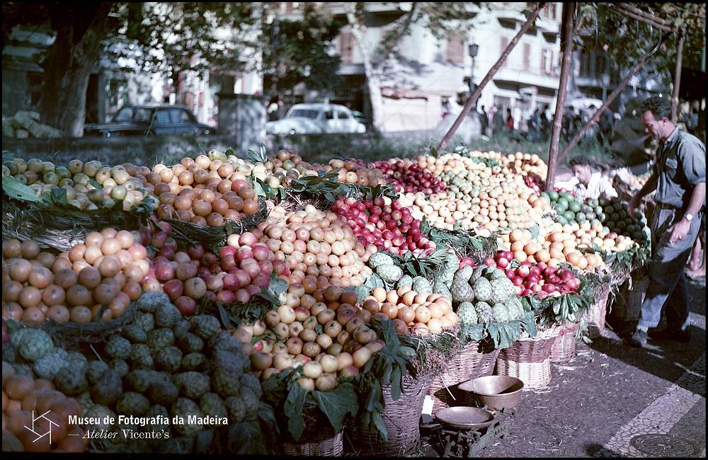 PERESTRELLOS PHOTOGRAPHOS. Venda de fruta na rua Brigadeiro Oudinot, no Natal, na segunda metade do século XX (Inv. PER/12016. No ABM).