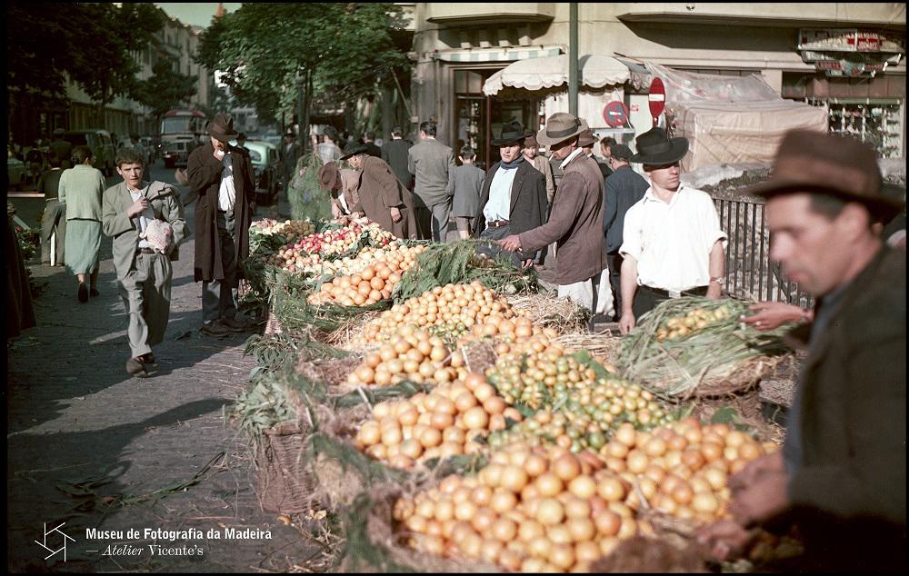 PERESTRELLOS PHOTOGRAPHOS. Venda de frutas na ponte do Mercado (Funchal), na época do Natal., na segunda metade do séc. XX (Inv. PER/12018. No ABM).