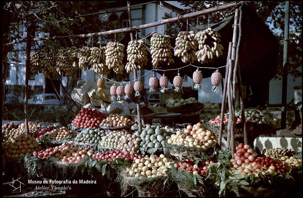 PERESTRELLOS PHOTOGRAPHOS. Venda de frutas na rua Brigadeiro Oudinot (Funchal), na época do Natal, na segunda metade do séc. XX (Inv. PER/12019. ABM).
