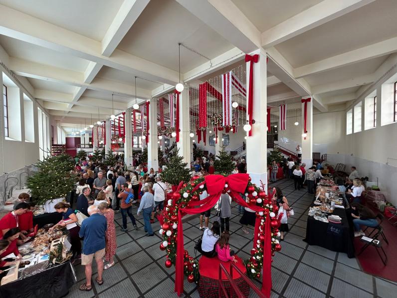 Mercado dos Lavradores inundado com enchente de pessoas para o Natal na Praça