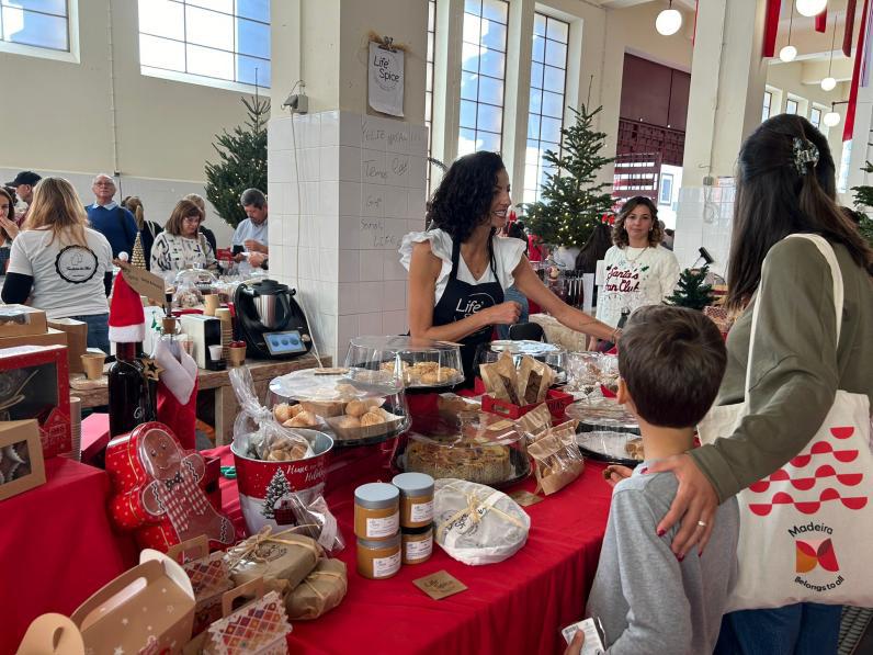 Mercado dos Lavradores inundado com enchente de pessoas para o Natal na Praça
