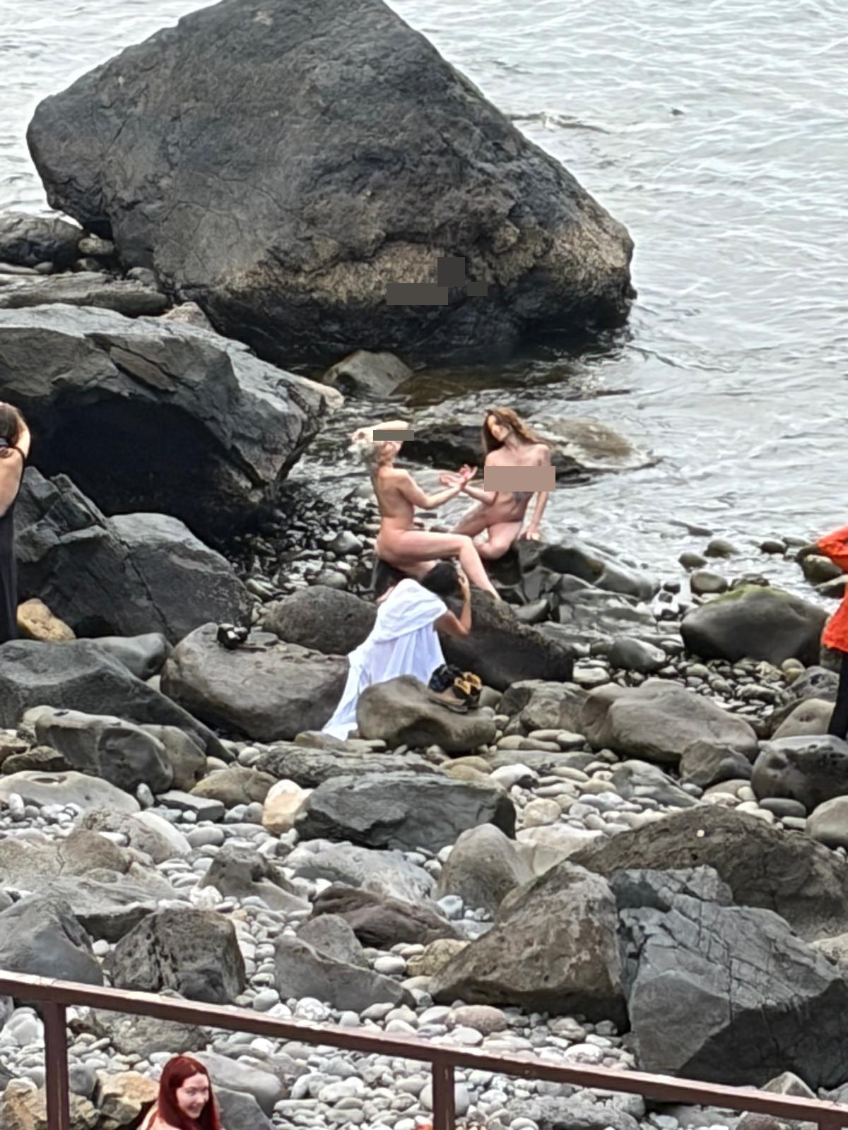 Filmagens com mulheres nuas no Cais da Sardinha tornam-se virais e geram polémica