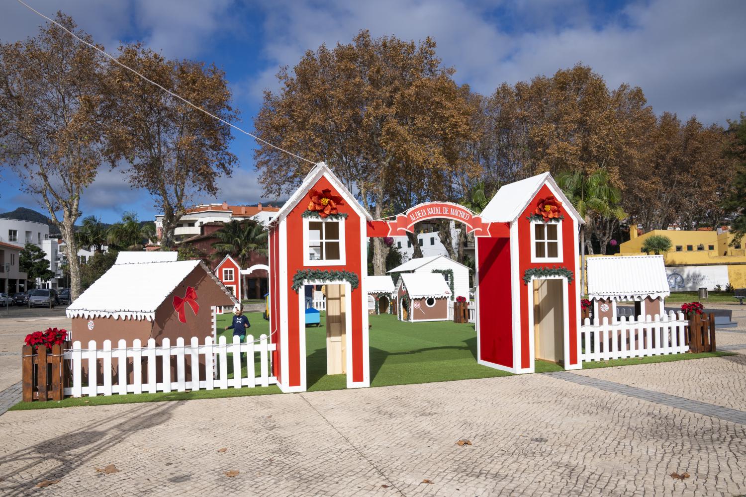 Aldeia Natal encanta de noite e de dia em Machico