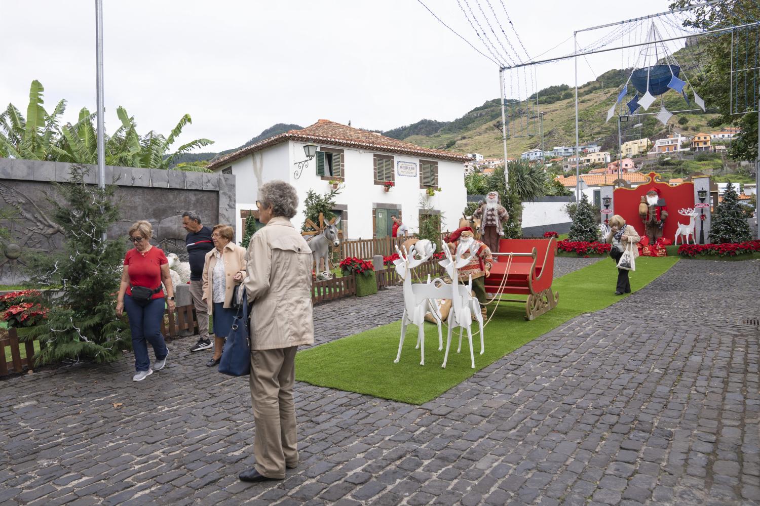 Aldeia Natal encanta de noite e de dia em Machico