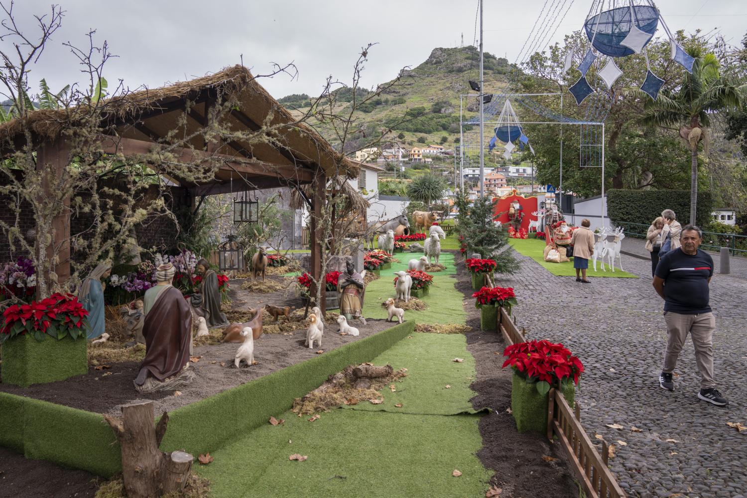 Aldeia Natal encanta de noite e de dia em Machico