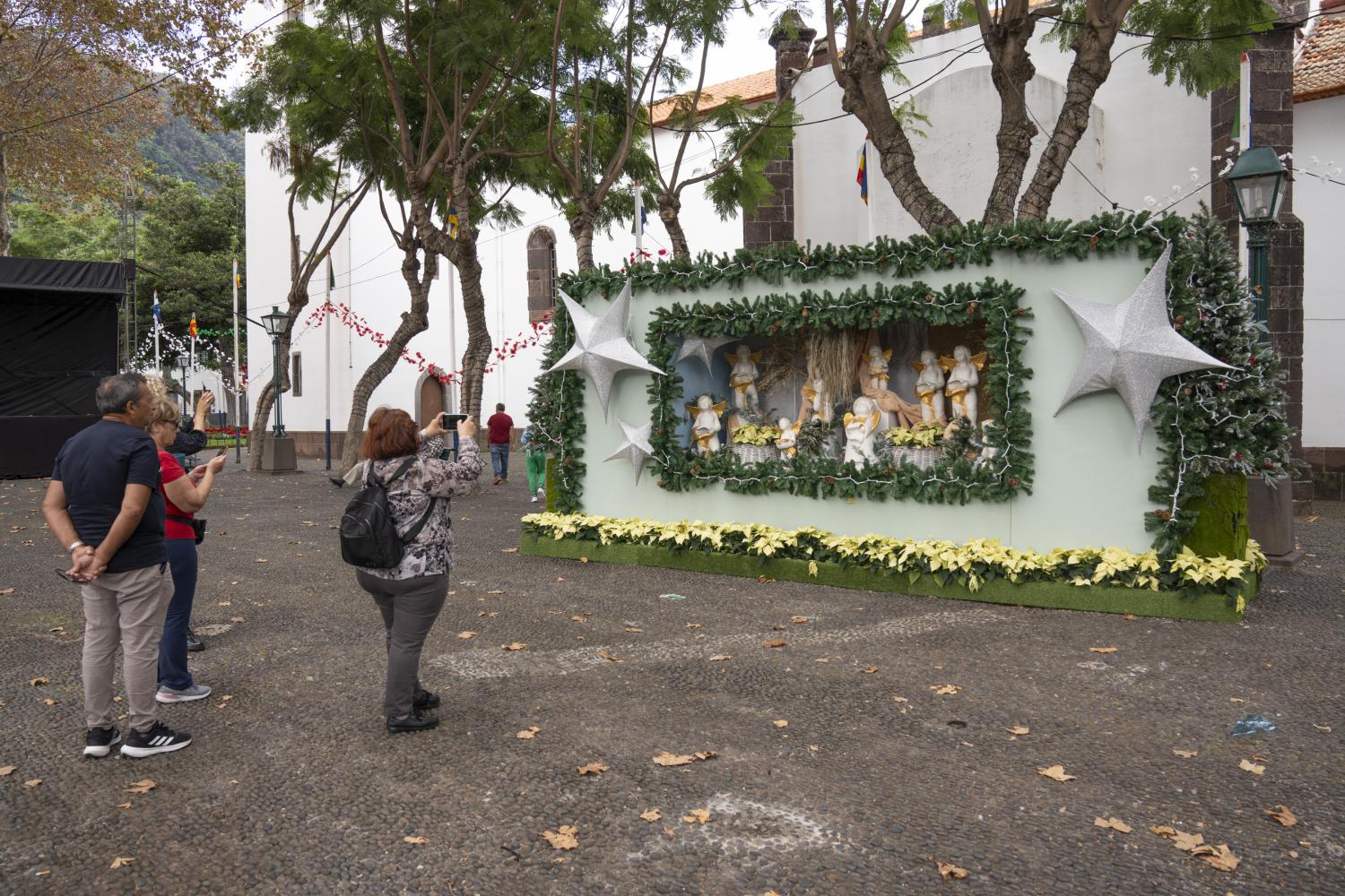 Aldeia Natal encanta de noite e de dia em Machico