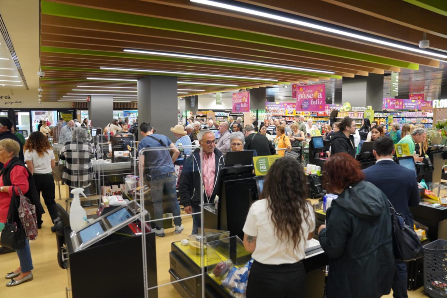 Pingo Doce remodelado contratou mais 10 funcionários e reabriu hoje as portas