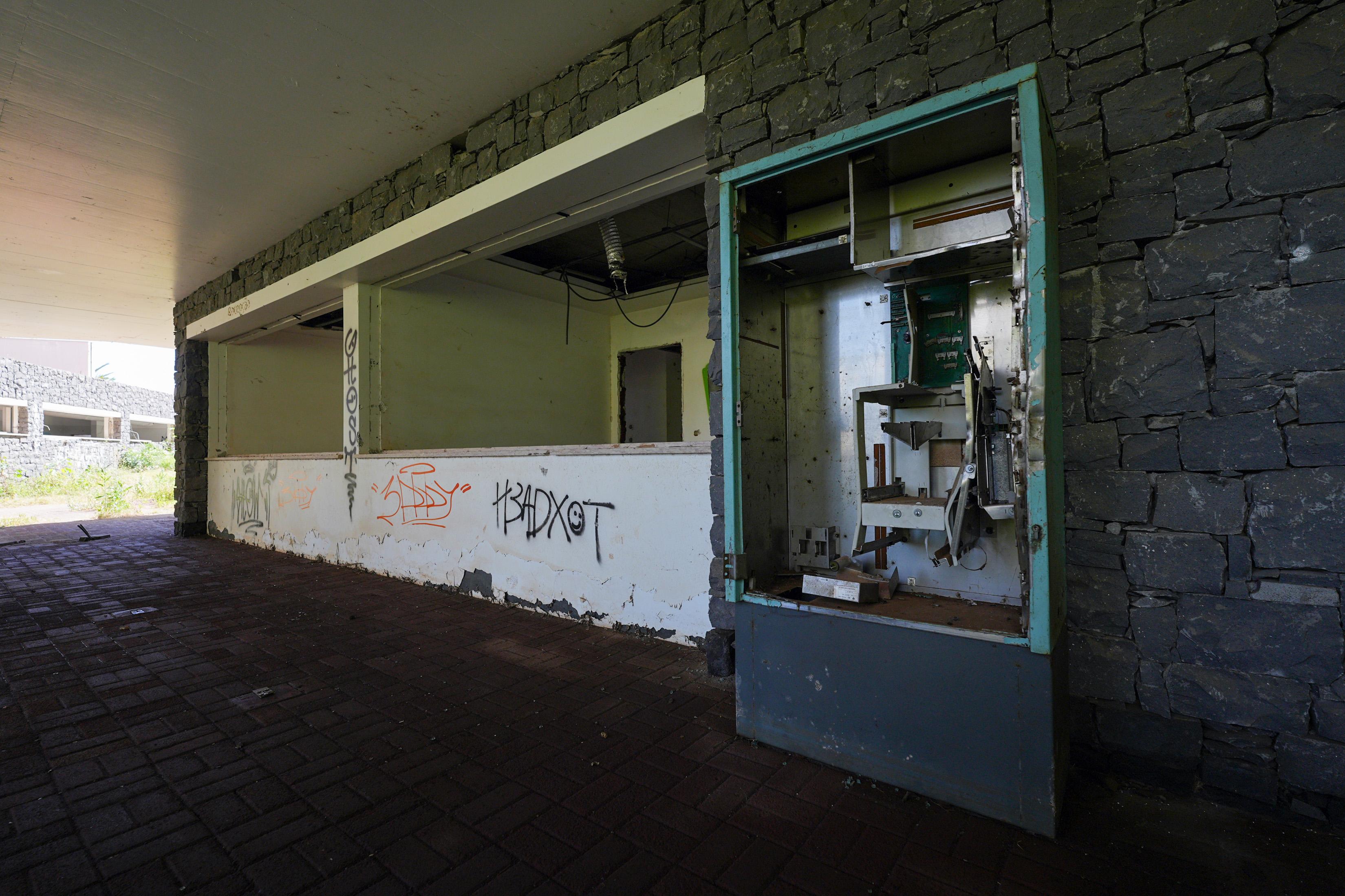 Veja como está a Marina do Lugar de Baixo, tomada pelo esquecimento e vandalismo (fotogaleria)