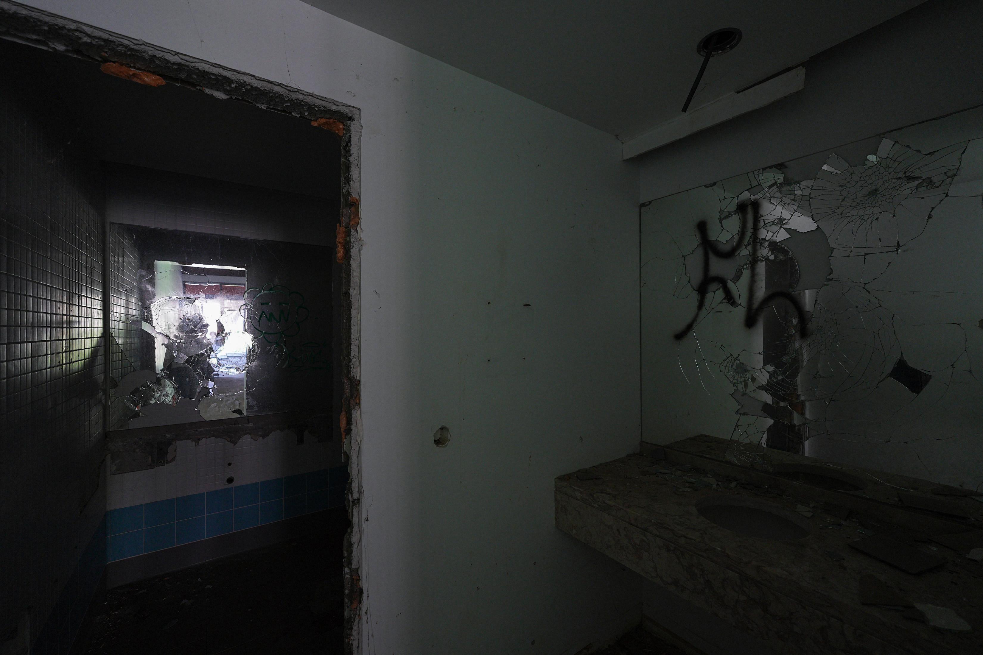 Veja como está a Marina do Lugar de Baixo, tomada pelo esquecimento e vandalismo (fotogaleria)