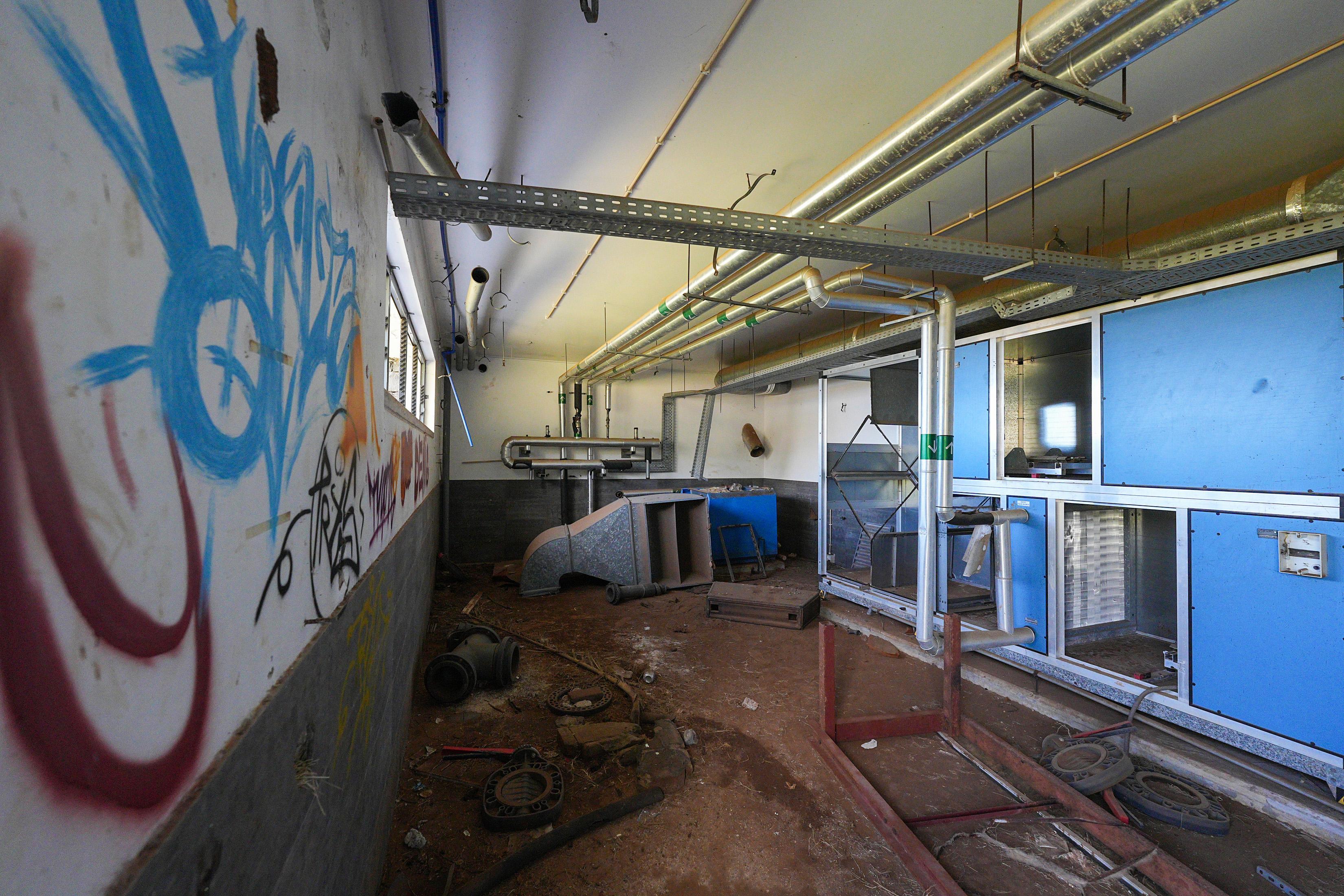 Veja como está a Marina do Lugar de Baixo, tomada pelo esquecimento e vandalismo (fotogaleria)