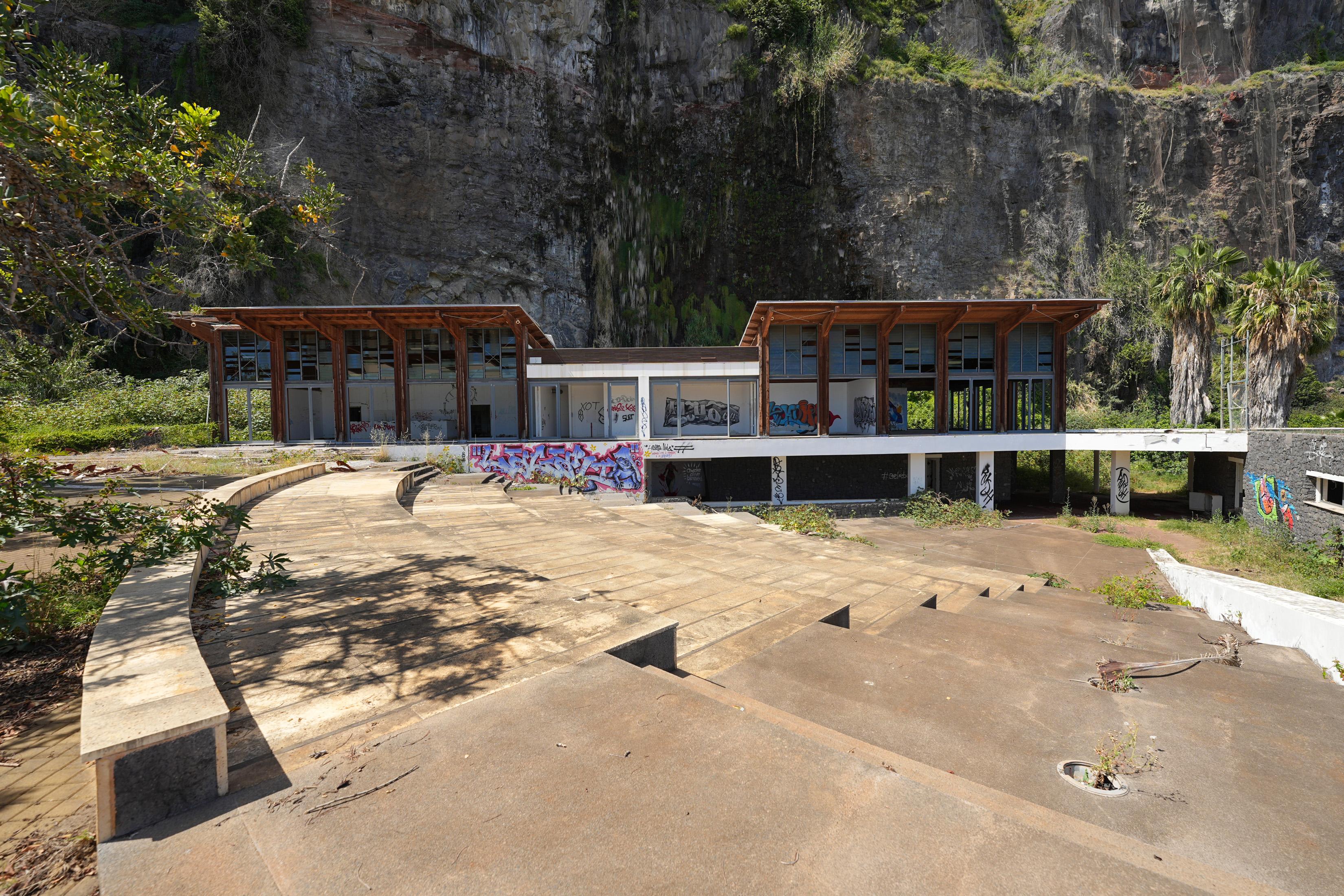 Veja como está a Marina do Lugar de Baixo, tomada pelo esquecimento e vandalismo (fotogaleria)