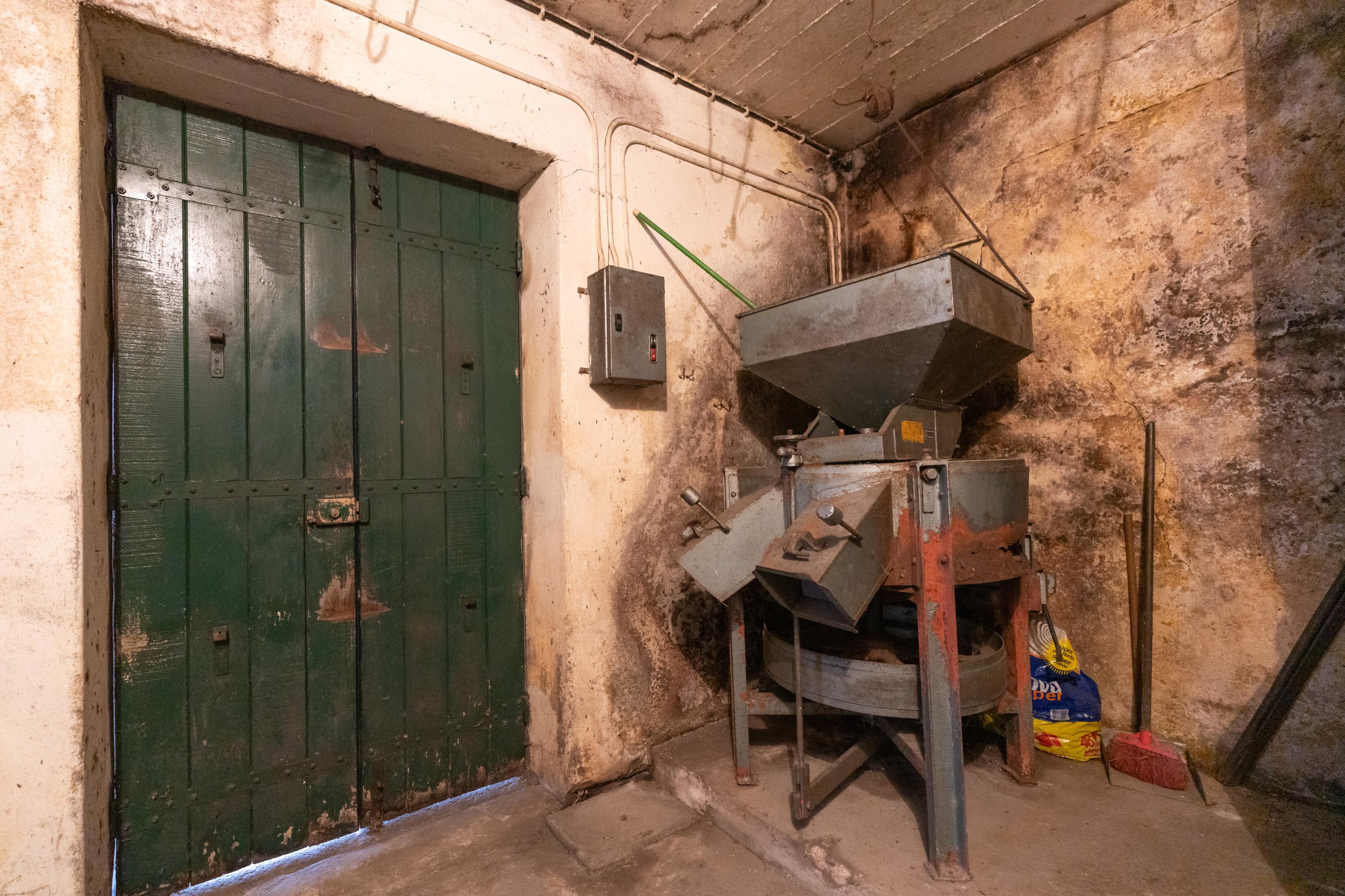 Perdidos e Achados: Moinho de água ‘descansa’ numa mercearia centenária