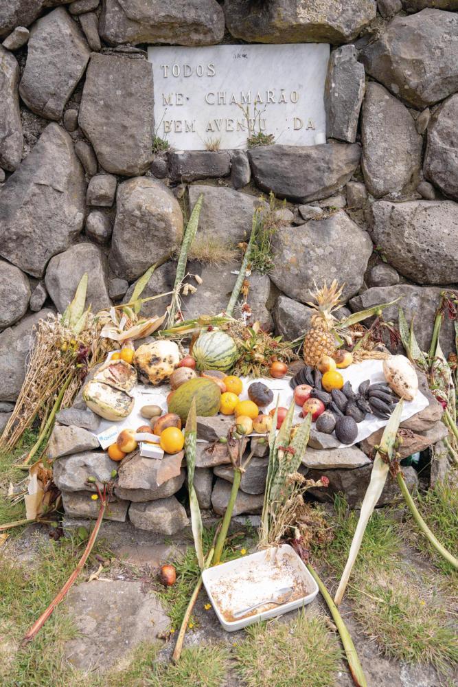 Reportagem do JM acabou por ser confrontada com oferendas algo esquisitas junto ao monumento.