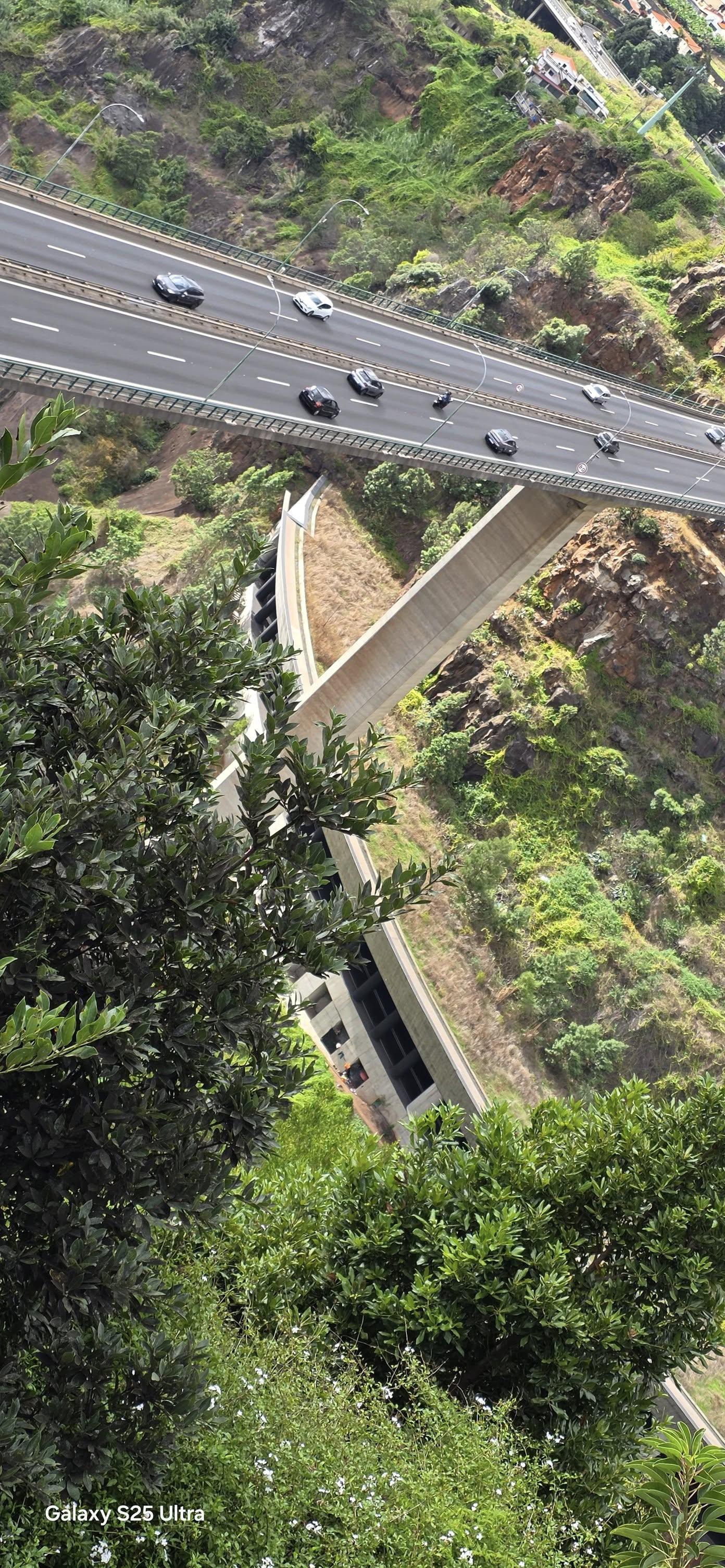 Família instala-se em acampamento improvisado nos falsos túneis da Ribeira de João Gomes (com fotos)