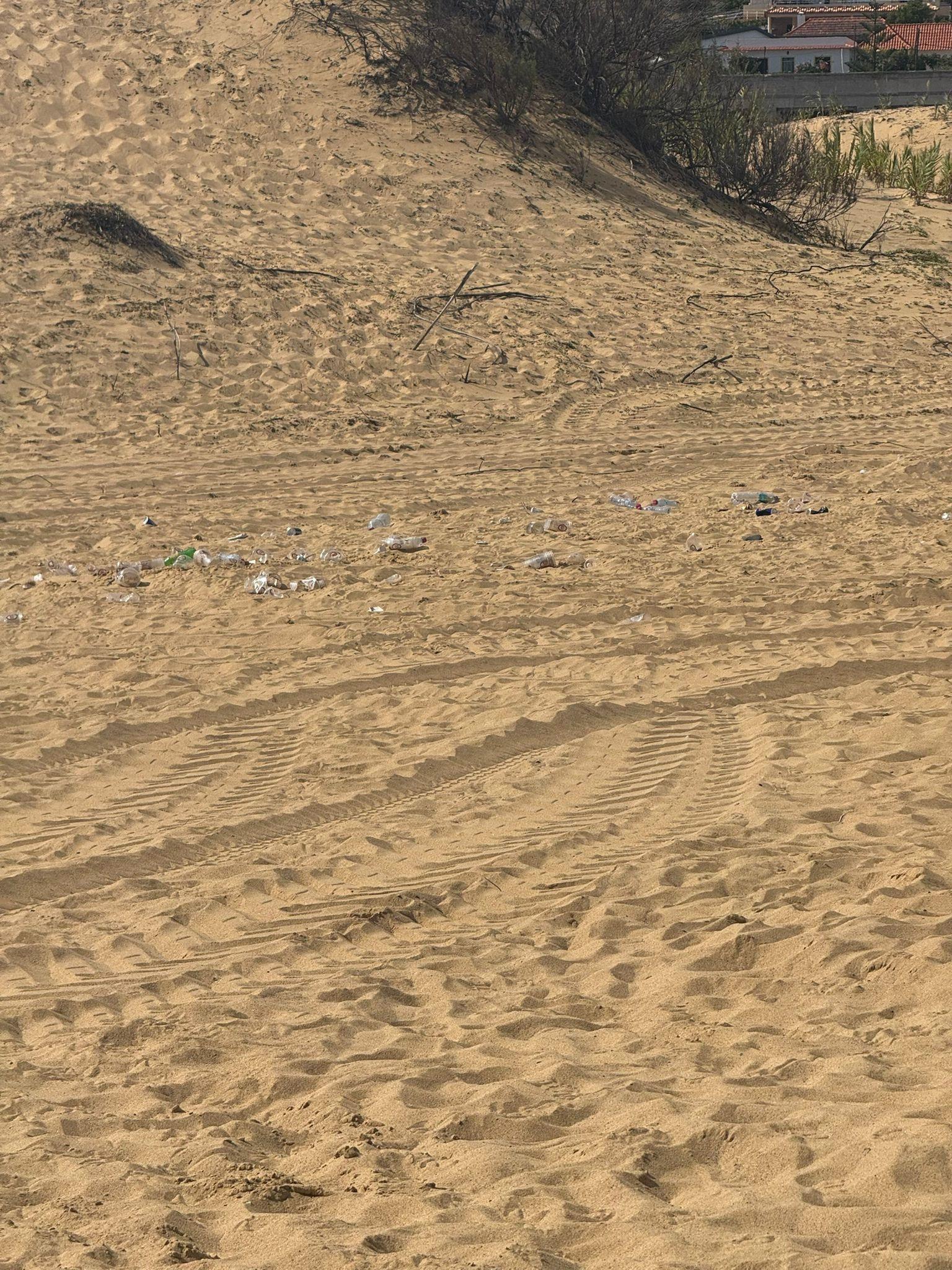 Mais lixo em outra zona da praia do Porto Santo.