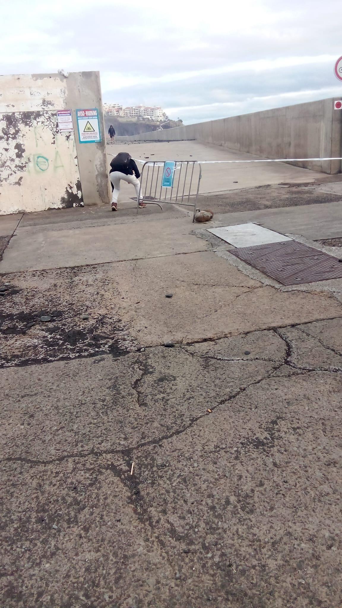 Praia Formosa: Pessoas ignoram interdição e arriscam a vida na orla costeira