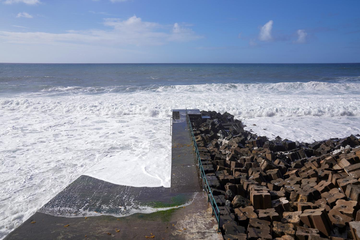 Antes e depois: Ondas ‘quebraram’ mas sobreviveram às obras no Jardim do Mar