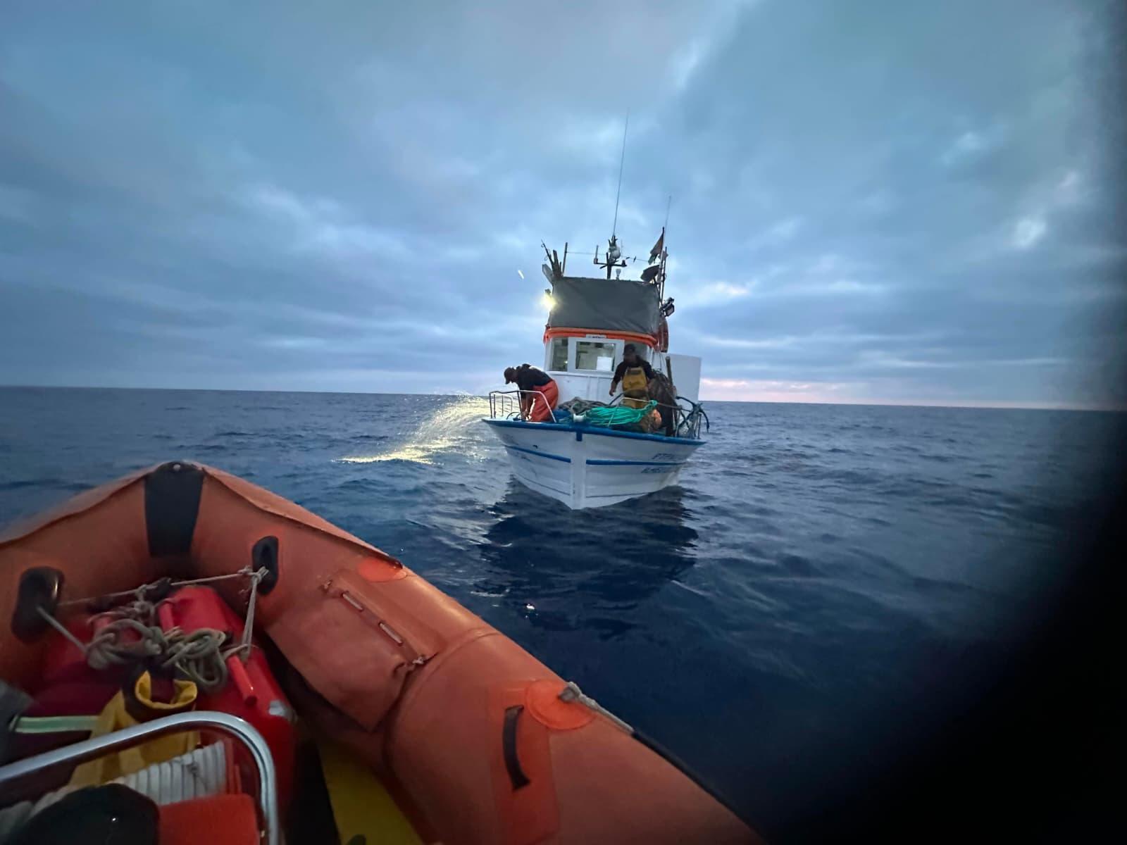 Tripulação do SANAS chega ao ponto onde estava o barco de pesca avariado.