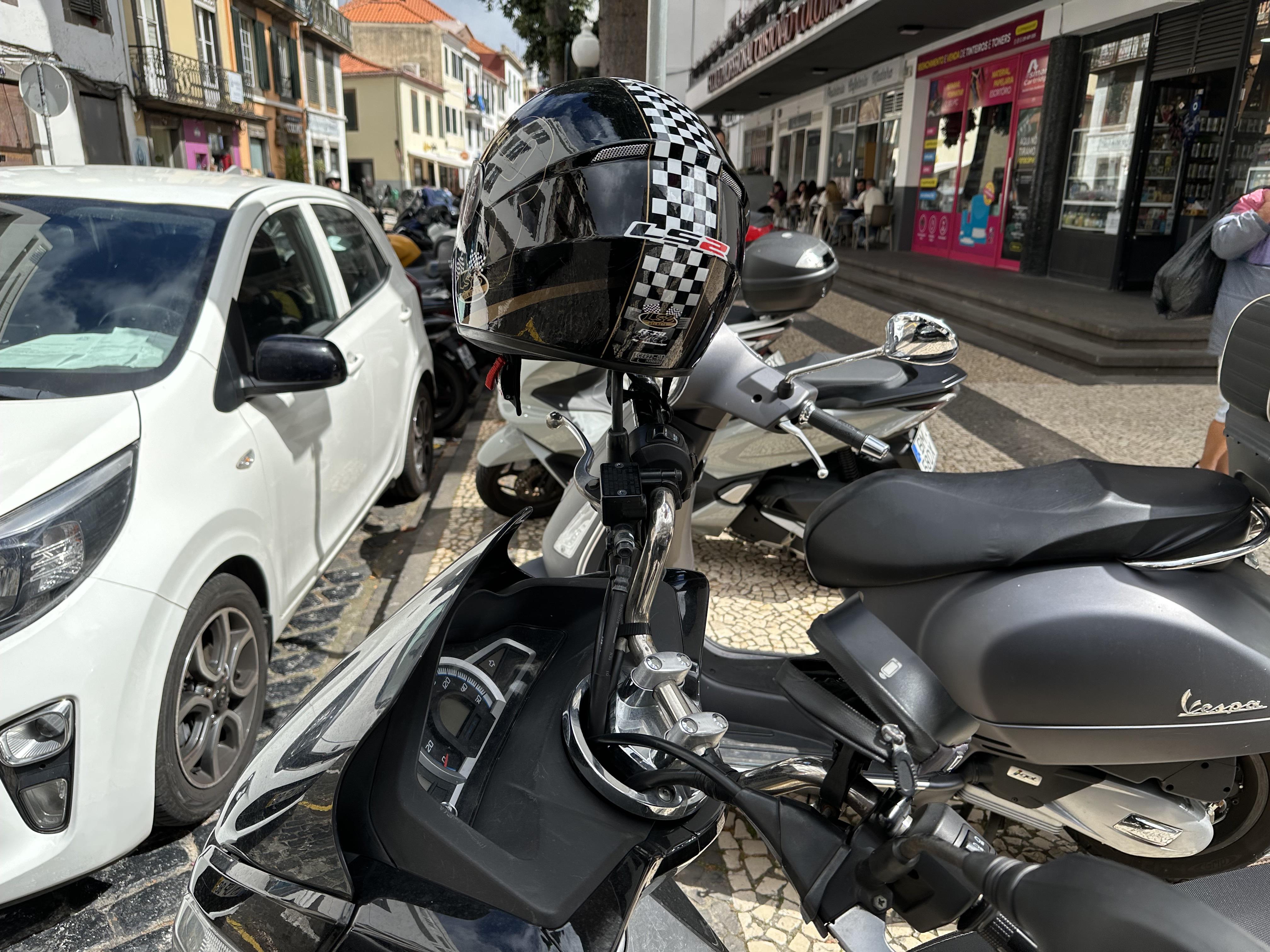 Condutores não conseguem sair da viatura devido ao estacionamento abusivo.