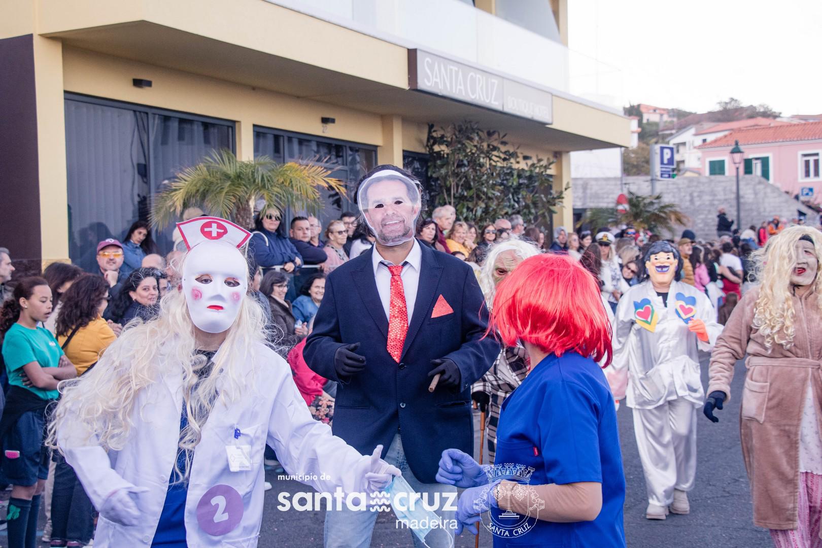 Santa Cruz entre a sátira e o samba