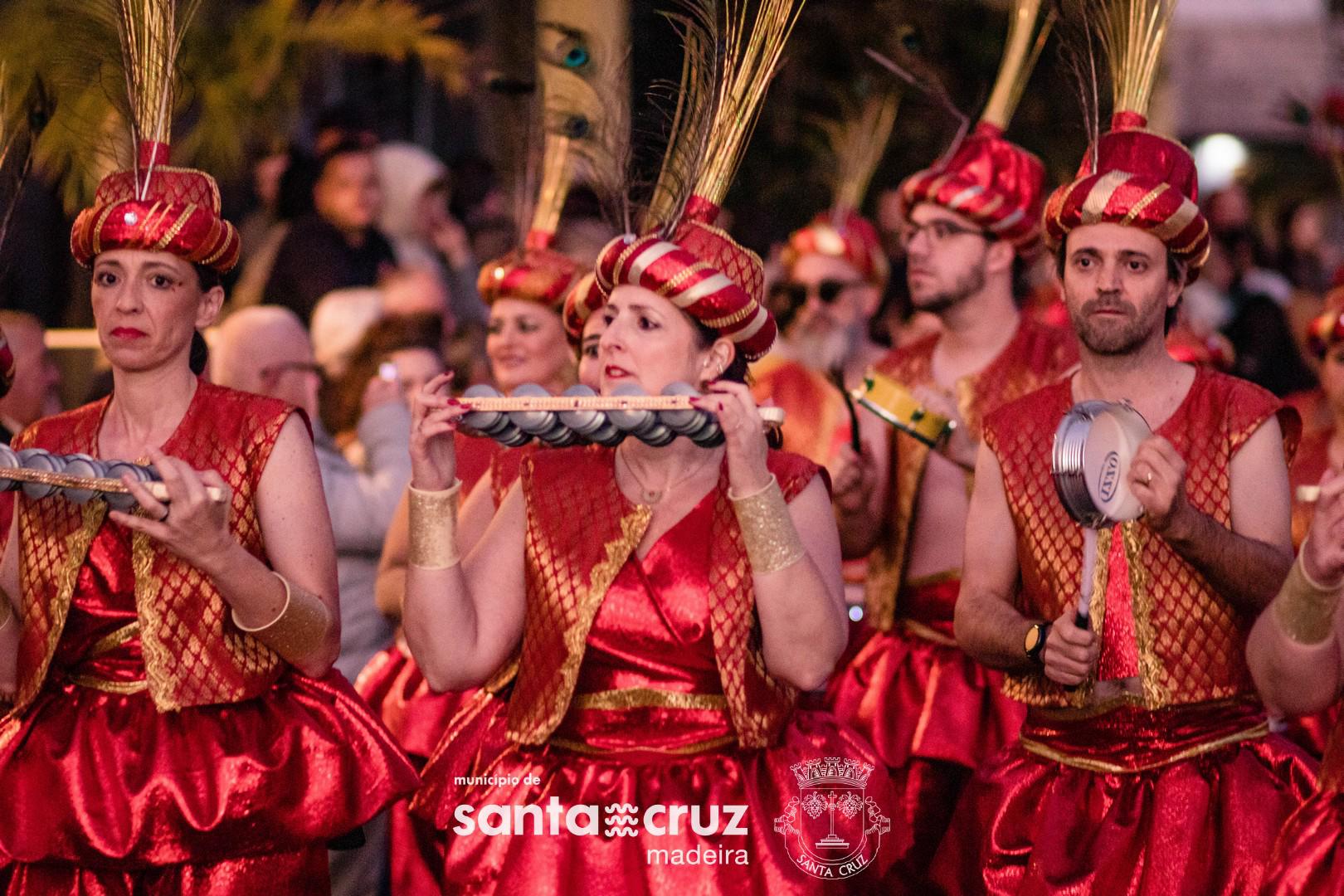 Santa Cruz entre a sátira e o samba