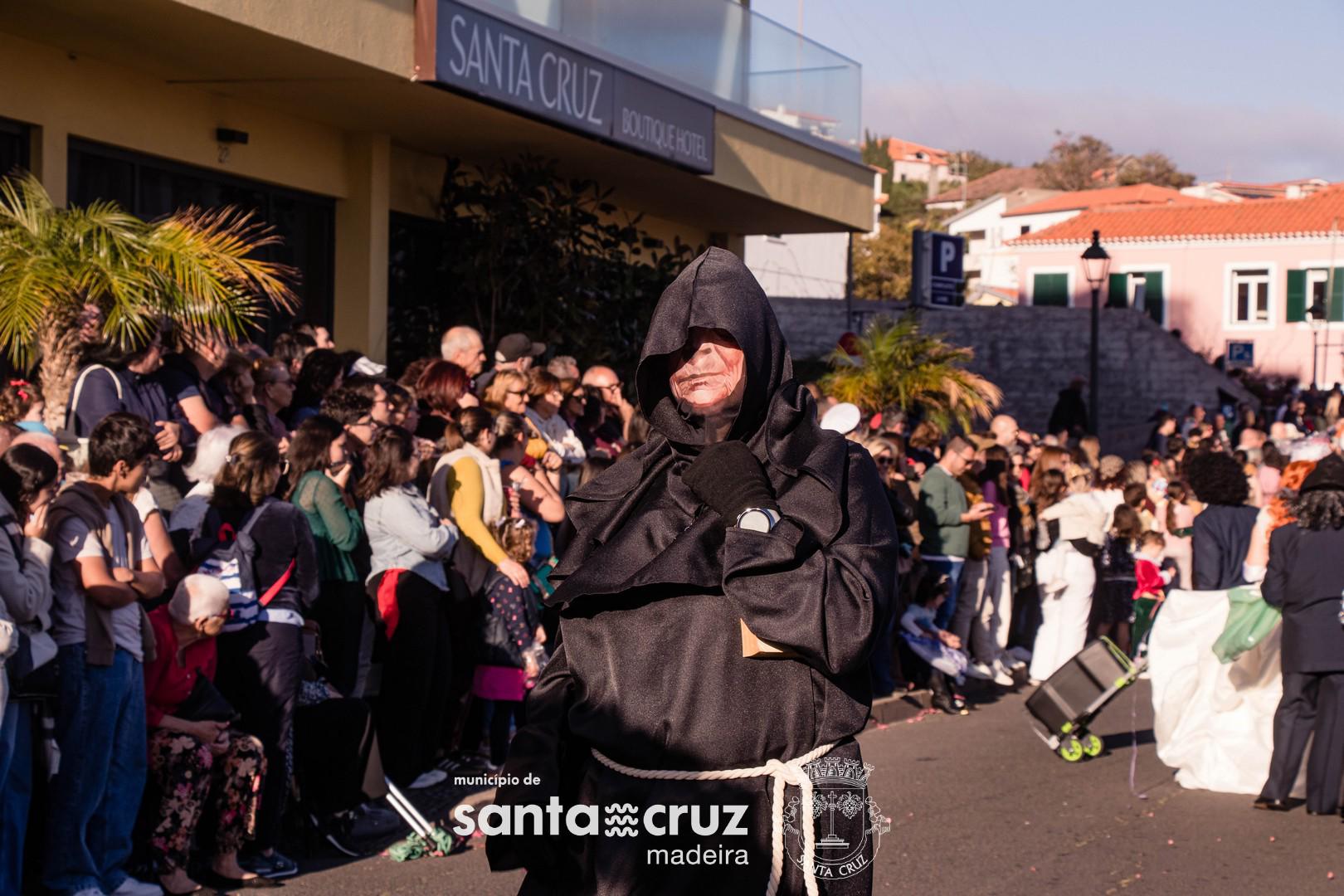 Santa Cruz entre a sátira e o samba