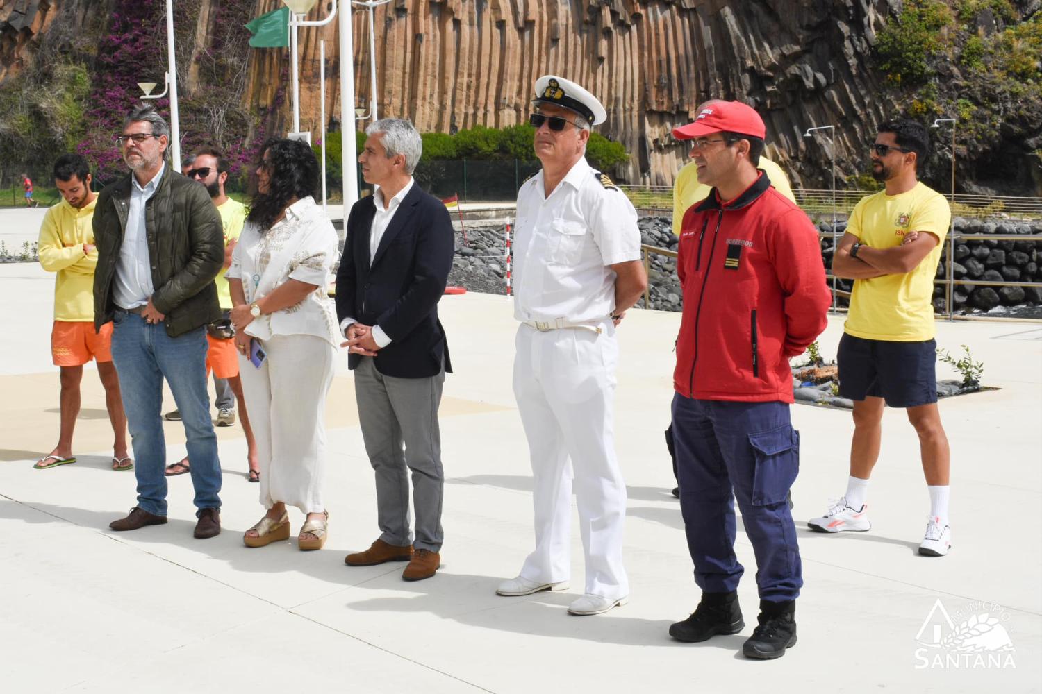 Várias entidades públicas e privadas estiveram presentes no hastear das bandeiras
