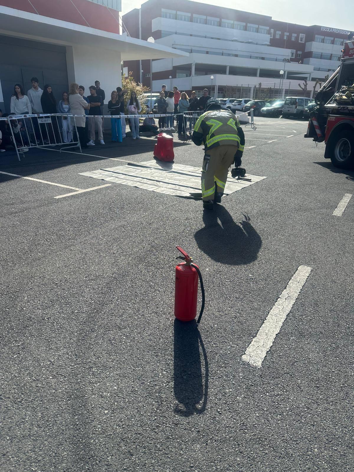Bombeiros Sapadores com simulacro na Escola Francisco Fernandes (com fotos)