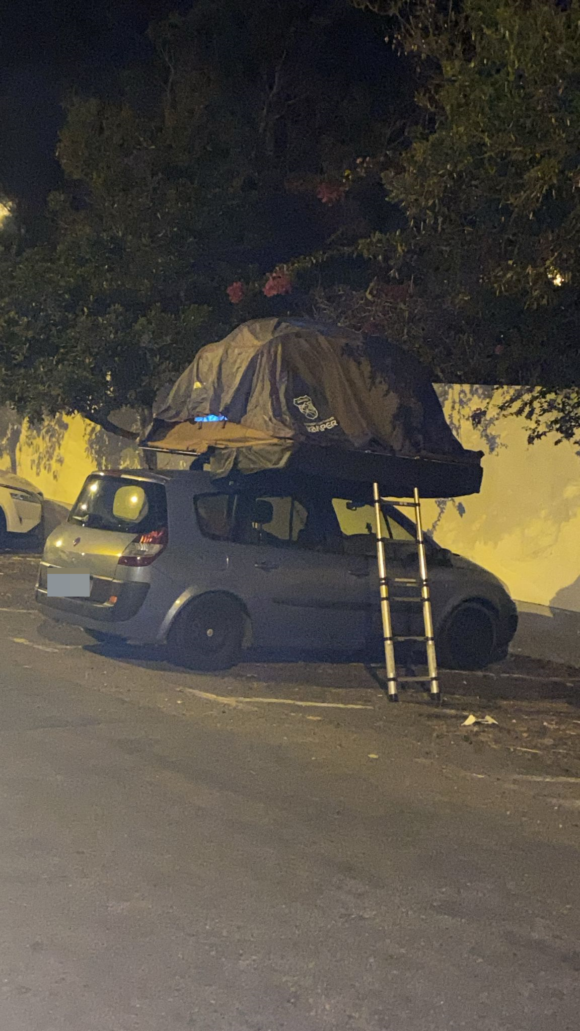 ”Casa improvisada” no tejadilho da viatura.