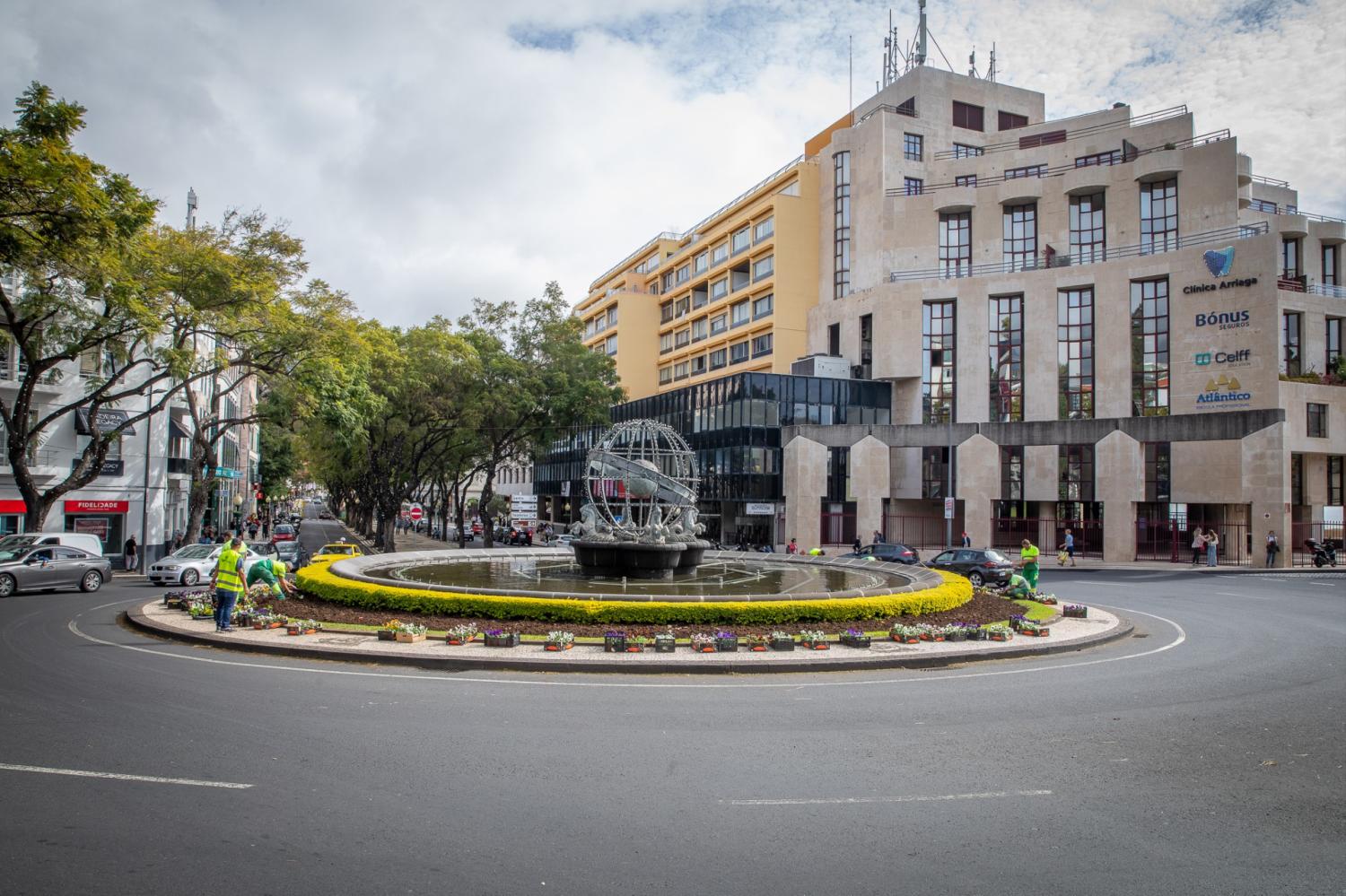 Rotunda do Infante embelezada com 1.100 amores-perfeitos