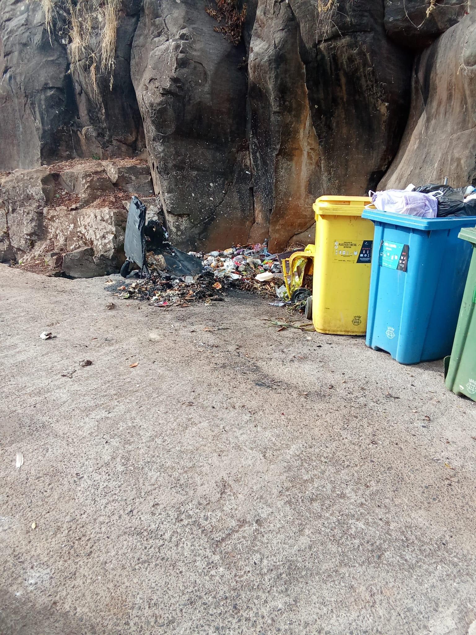 Vandalismo em São Pedro: Contentores de lixo incendiados durante a madrugada