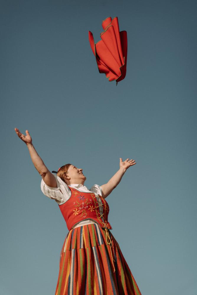 A exposição apresenta fotografias de Georgina Abreu.