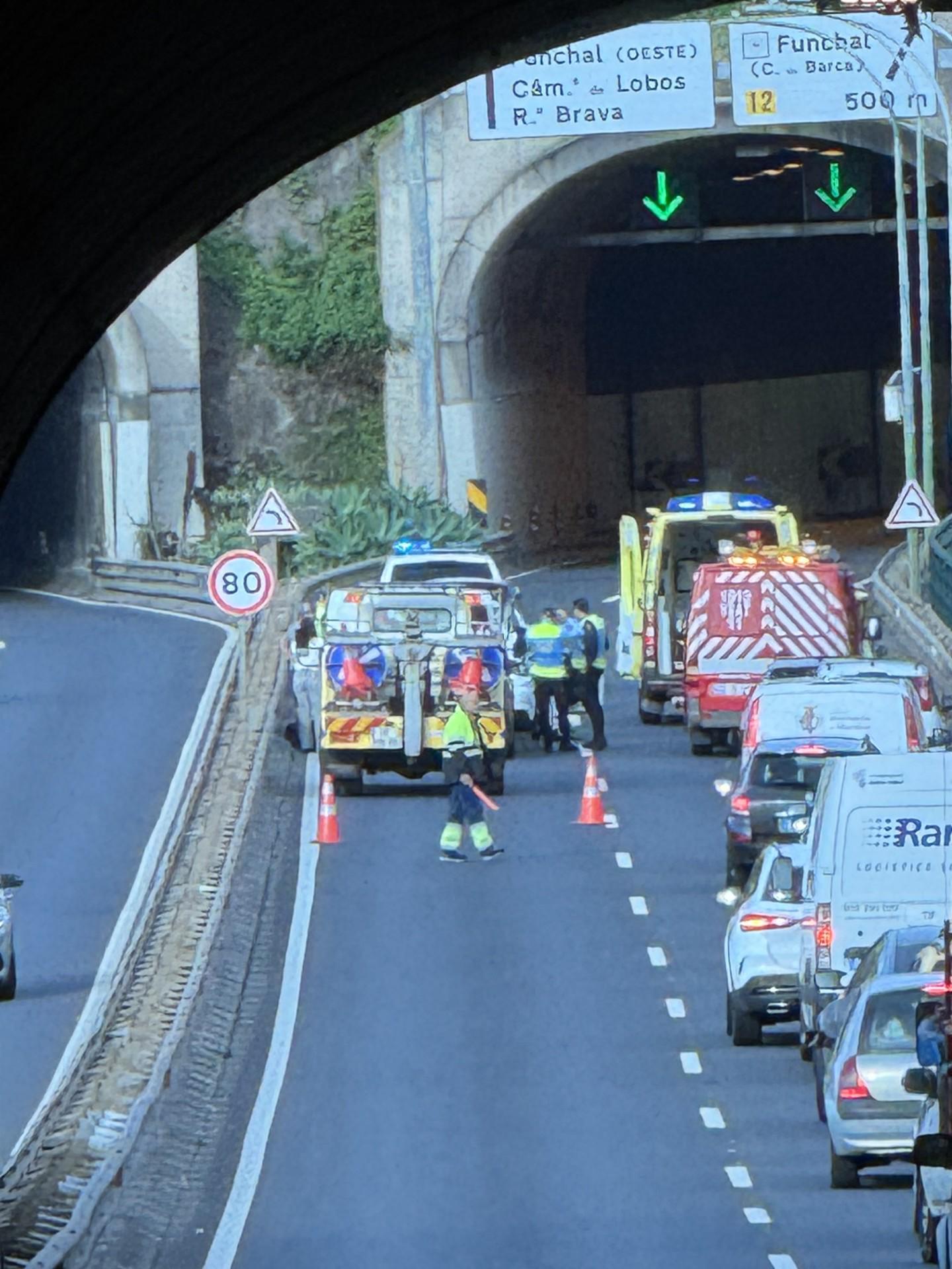 Acidente com 3 viaturas na Ponte da Ribeira de João Gomes condiciona trânsito. Bombeiros e EMIR no local