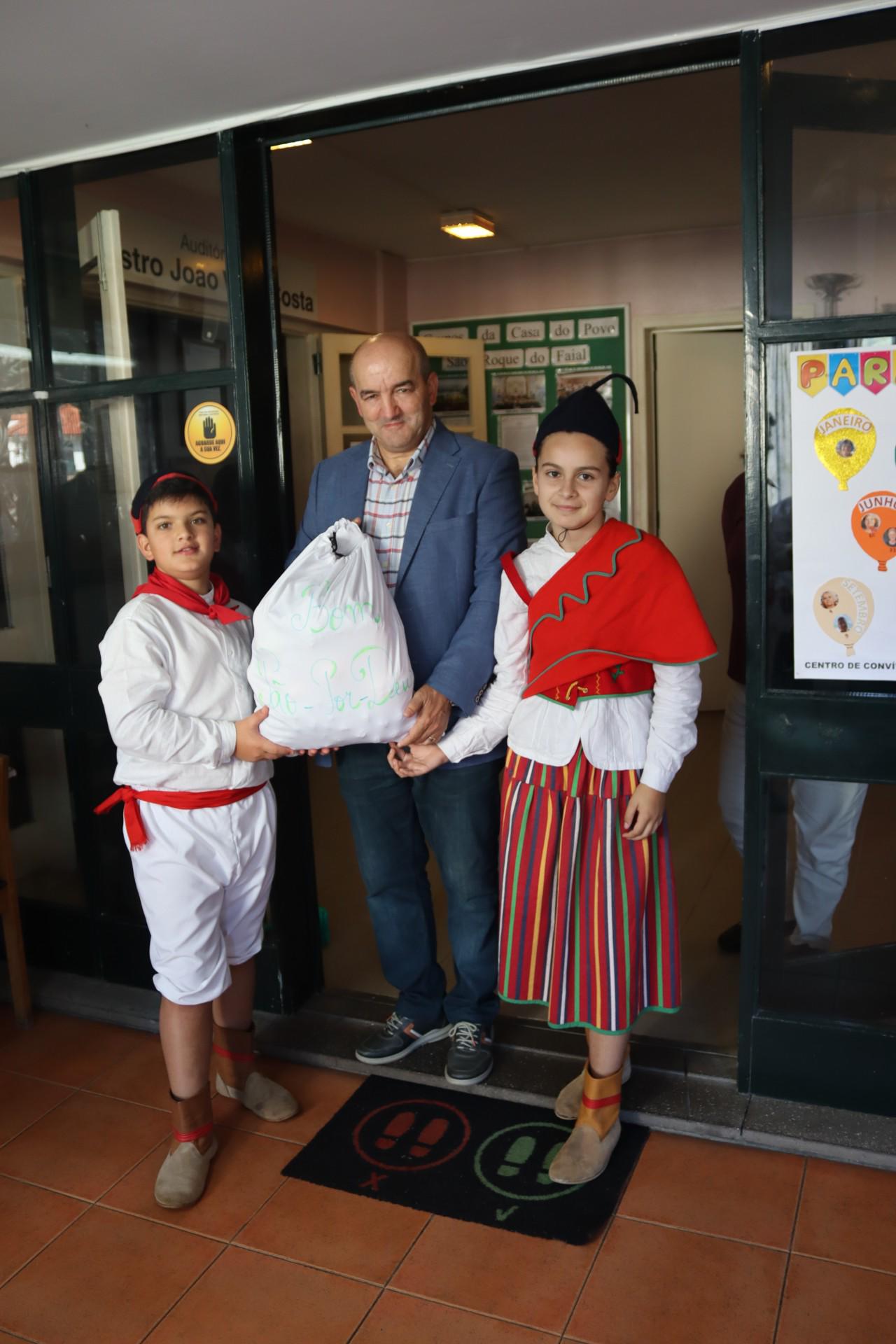 Casa do Povo de São Roque do Faial leva ‘Pão-por Deus’ às instituições