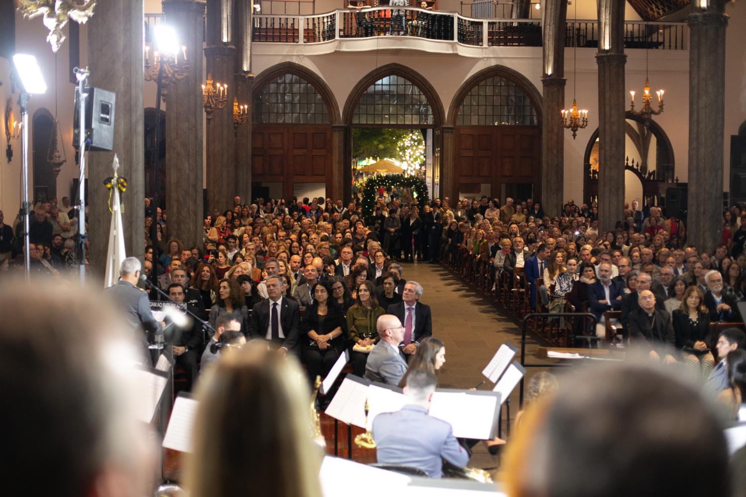 Uma moldura humana, composta por mais de 600 pessoas, assistiu ao concerto.